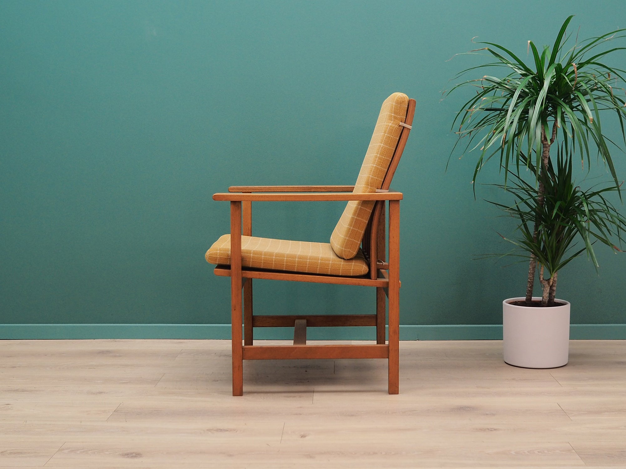 Yellow_armchair_Danish_design_1970s_designer_B_rge_Mogensen