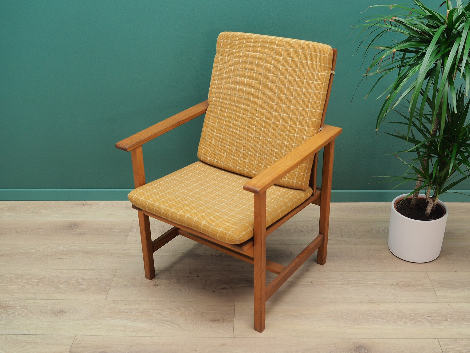 Yellow_armchair_Danish_design_1970s_designer_B_rge_Mogensen