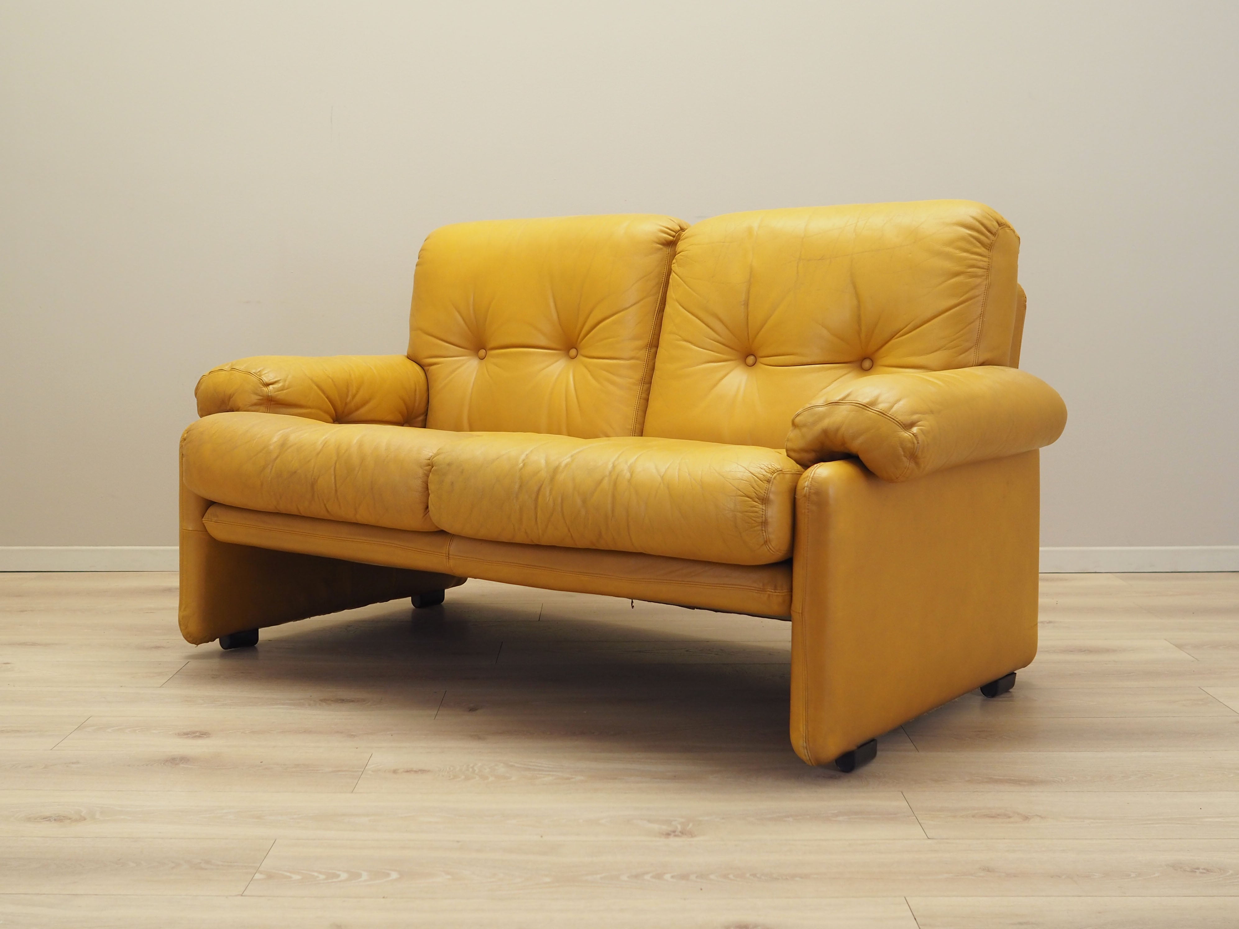 Yellow_leather_sofa_Italian_design_1960s_manufacturer_B_B_Italia_designer_Tobia_Scarpa