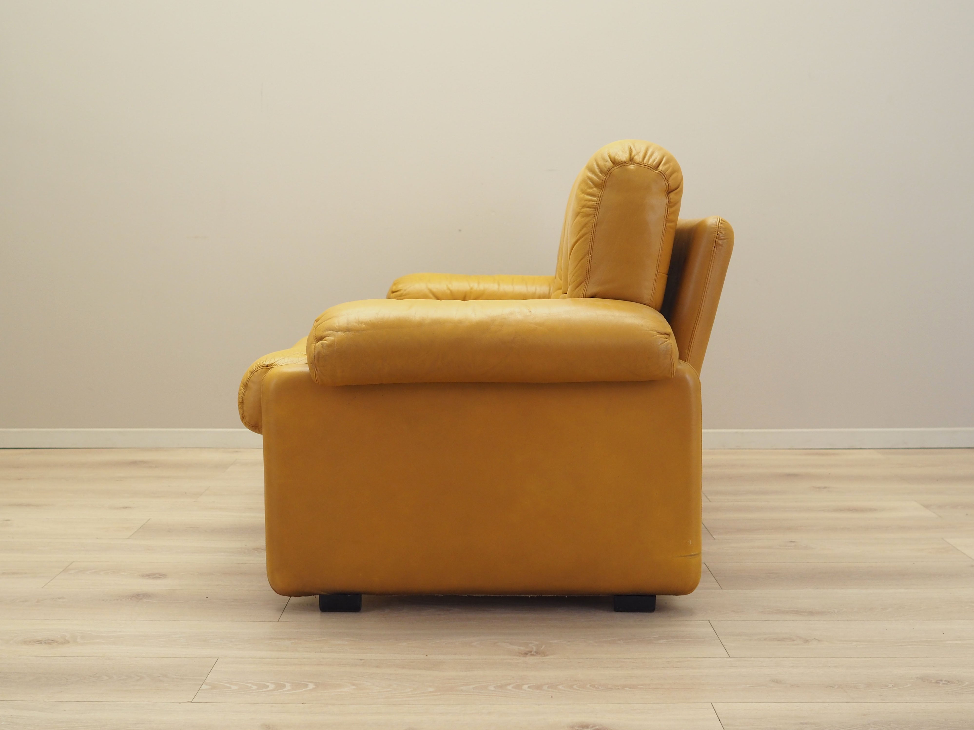 Yellow_leather_sofa_Italian_design_1960s_manufacturer_B_B_Italia_designer_Tobia_Scarpa