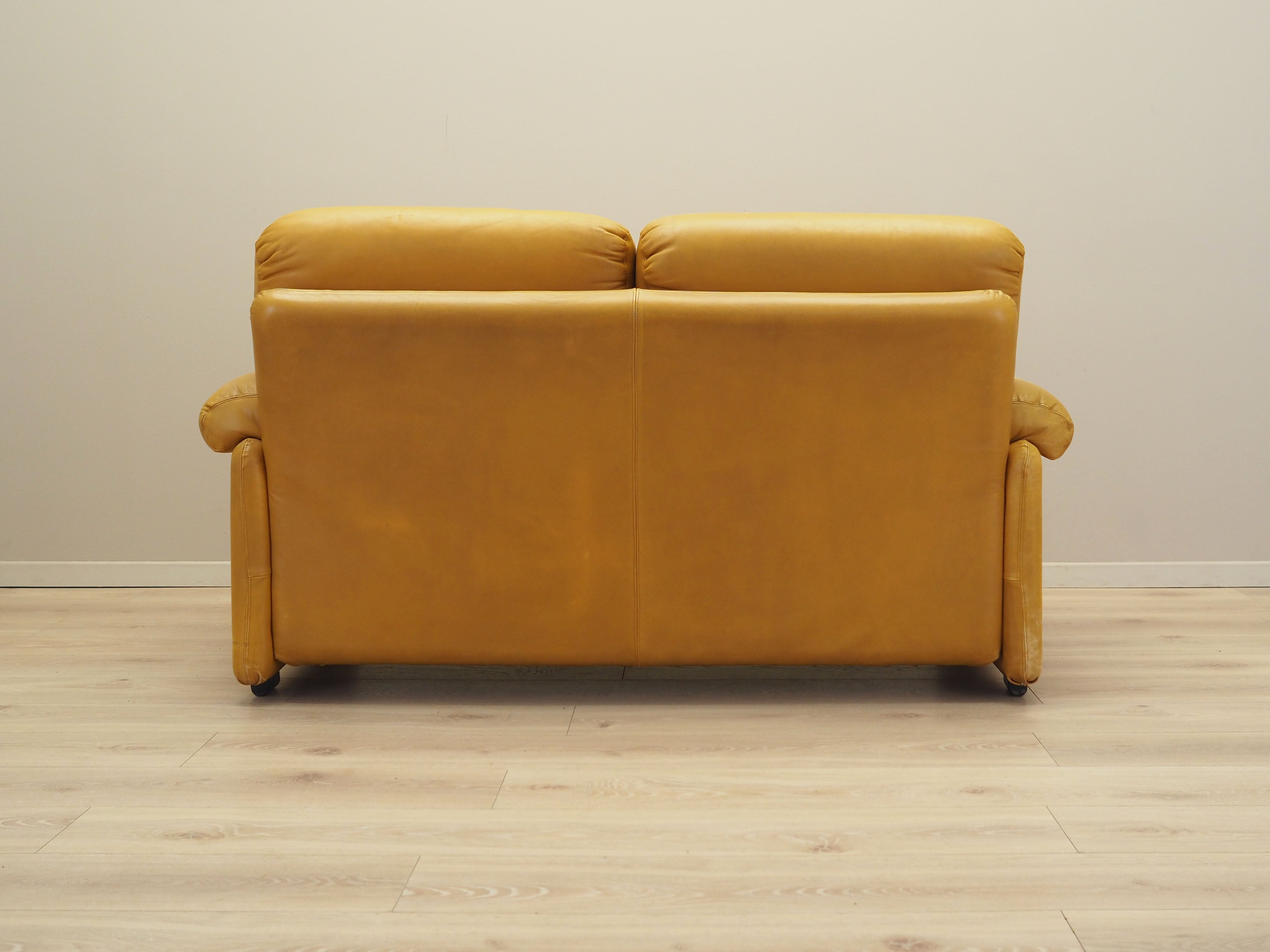 Yellow_leather_sofa_Italian_design_1960s_manufacturer_B_B_Italia_designer_Tobia_Scarpa