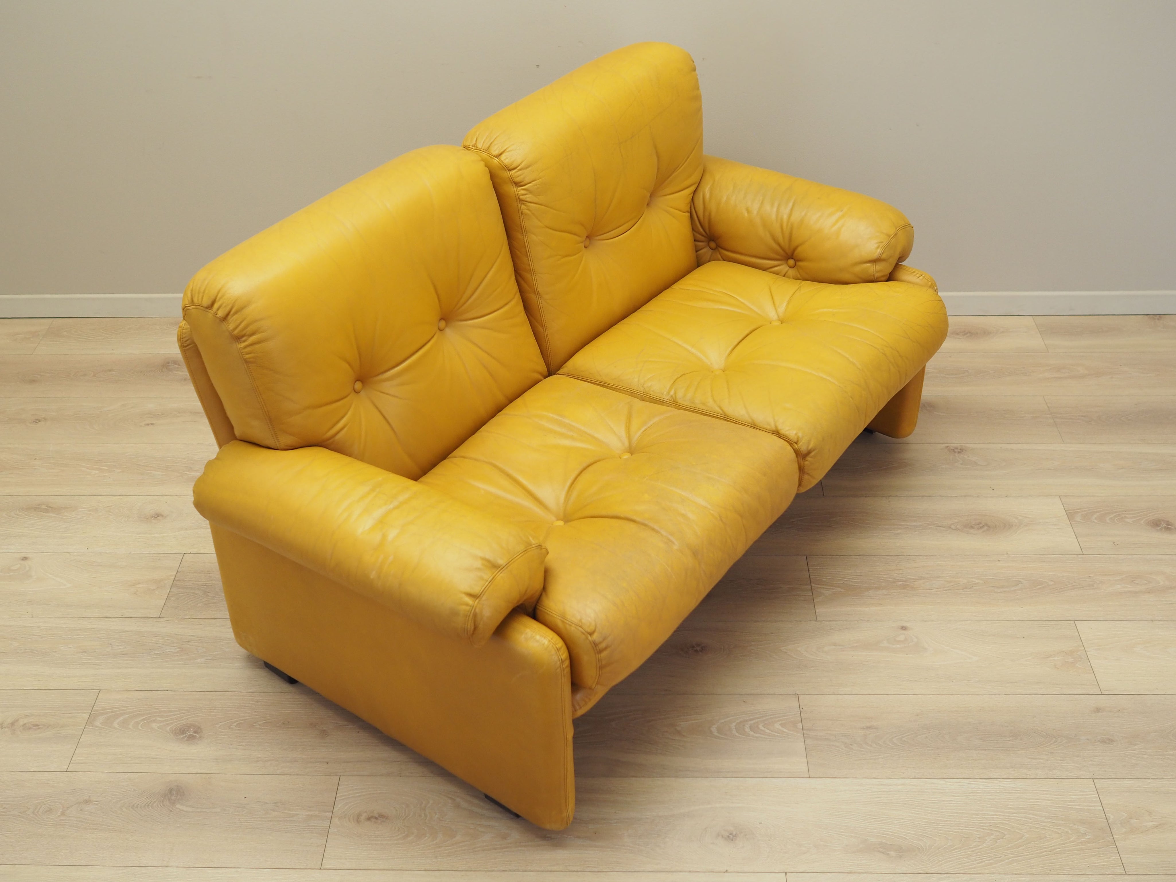 Yellow_leather_sofa_Italian_design_1960s_manufacturer_B_B_Italia_designer_Tobia_Scarpa