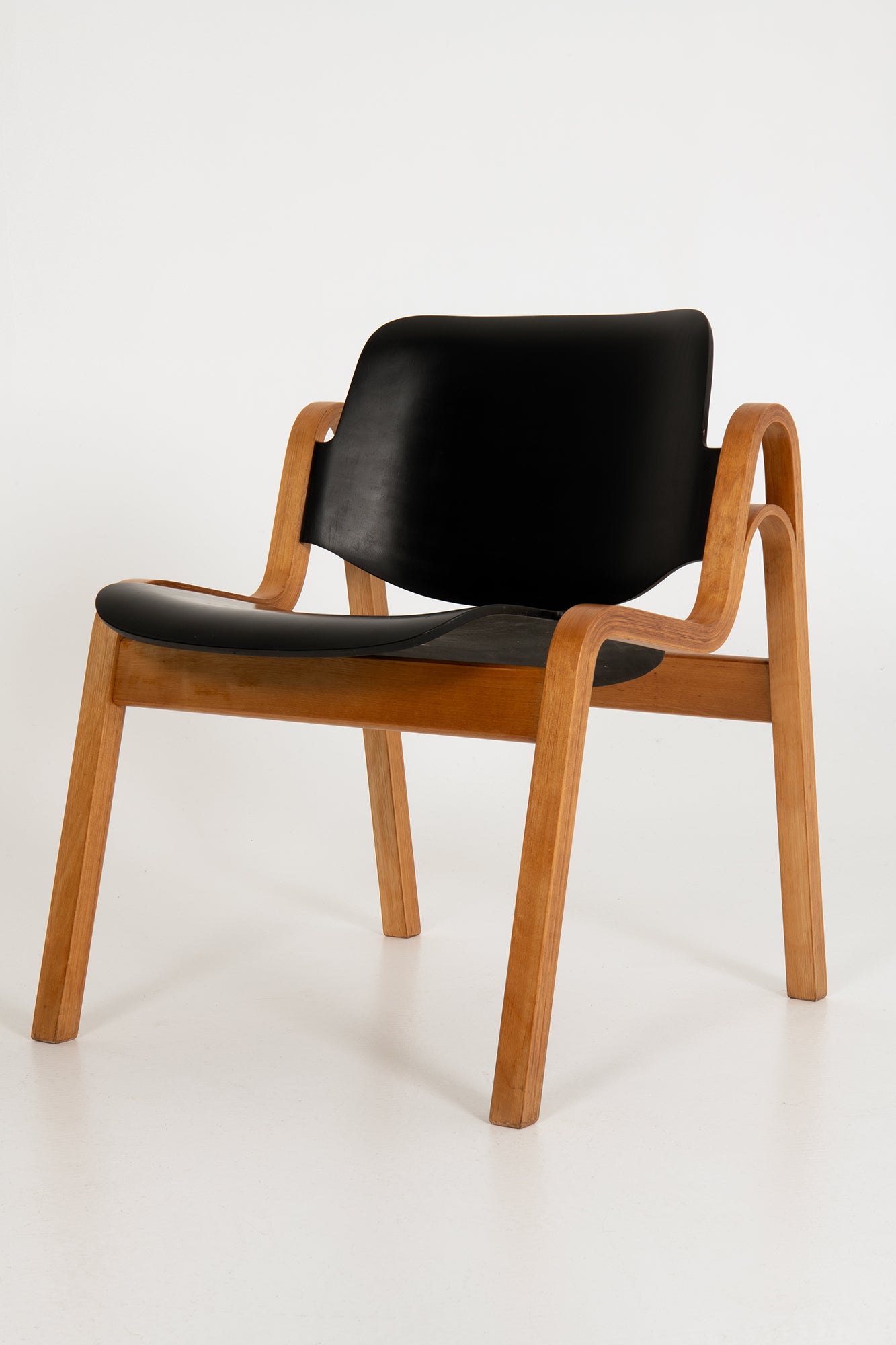 Set_of_2_Wilhelmina_Chairs_Ilmari_Tapiovaara_Birch_Plywood_1950s_Finland