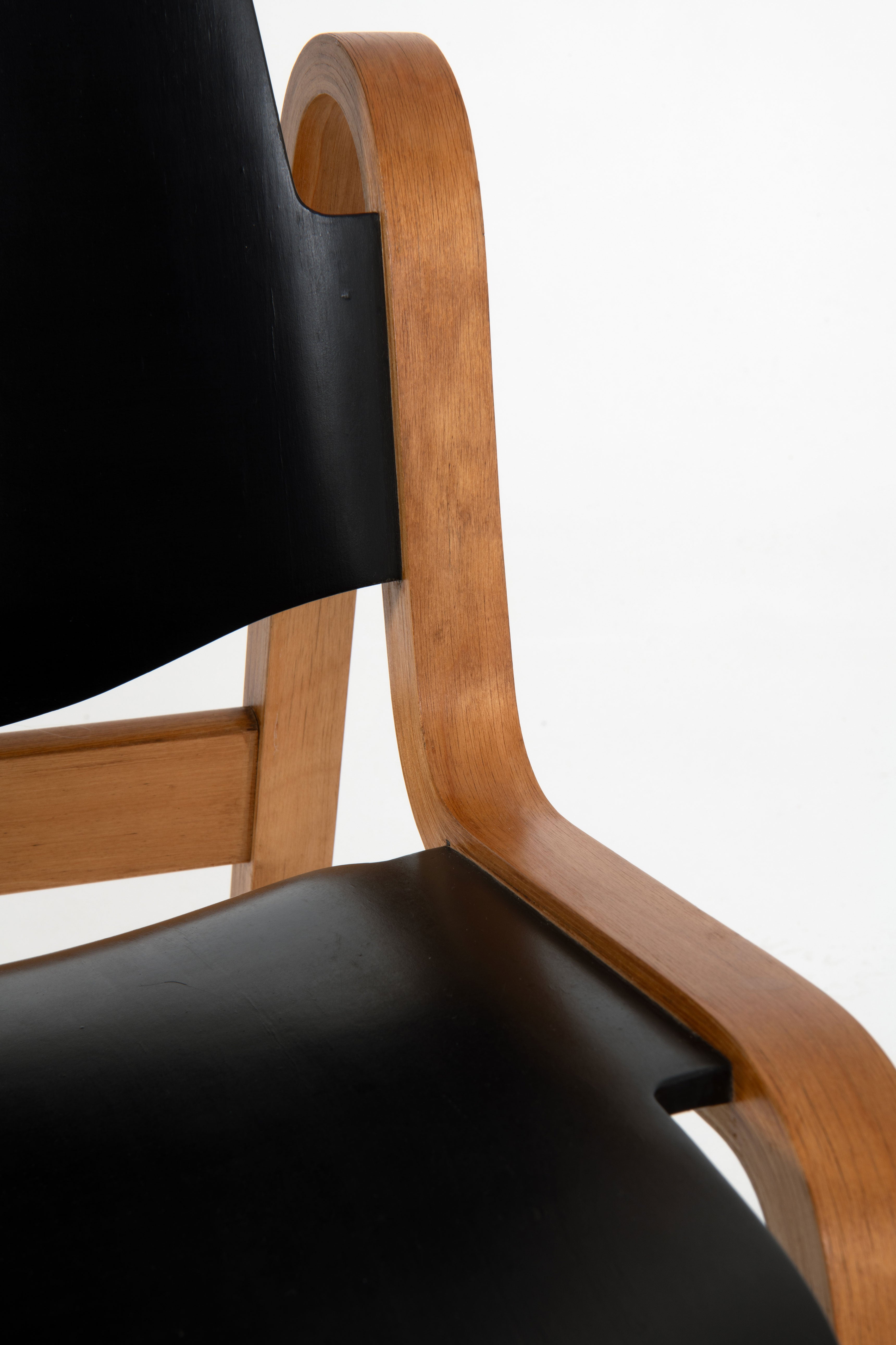 Set_of_2_Wilhelmina_Chairs_Ilmari_Tapiovaara_Birch_Plywood_1950s_Finland