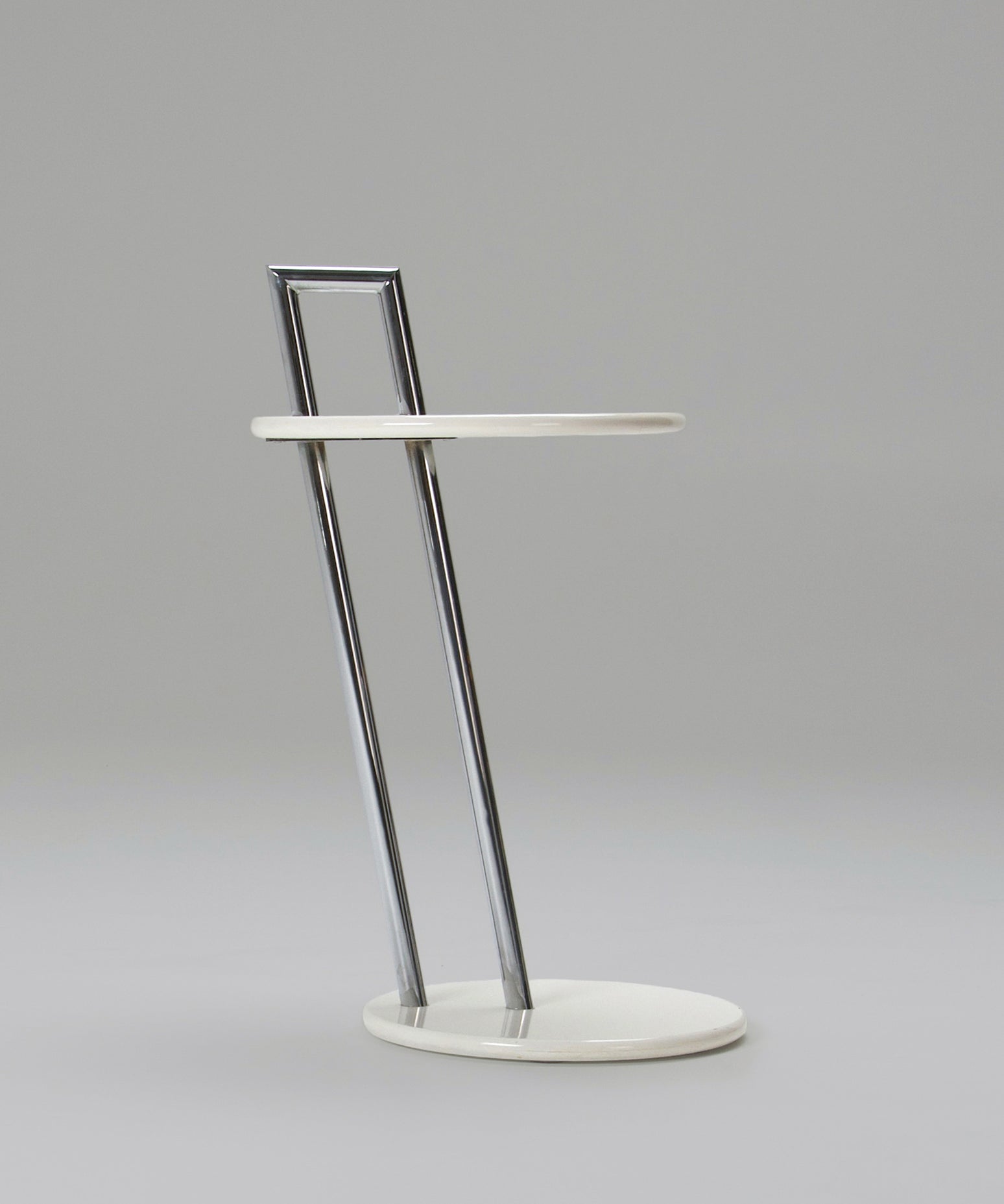 Set_of_2_occasional_side_tables_by_Elieen_Gray