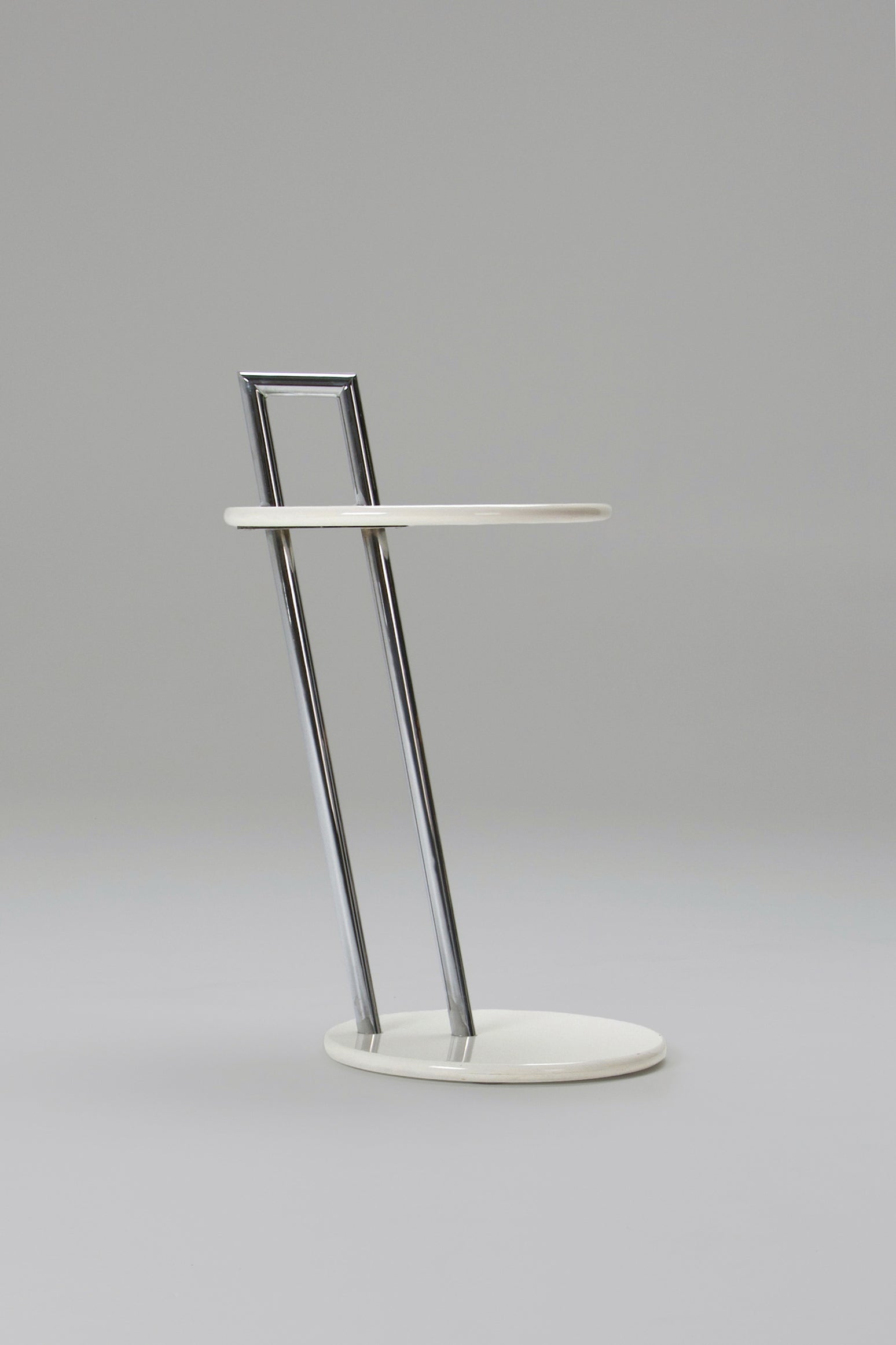 Set_of_2_occasional_side_tables_by_Elieen_Gray