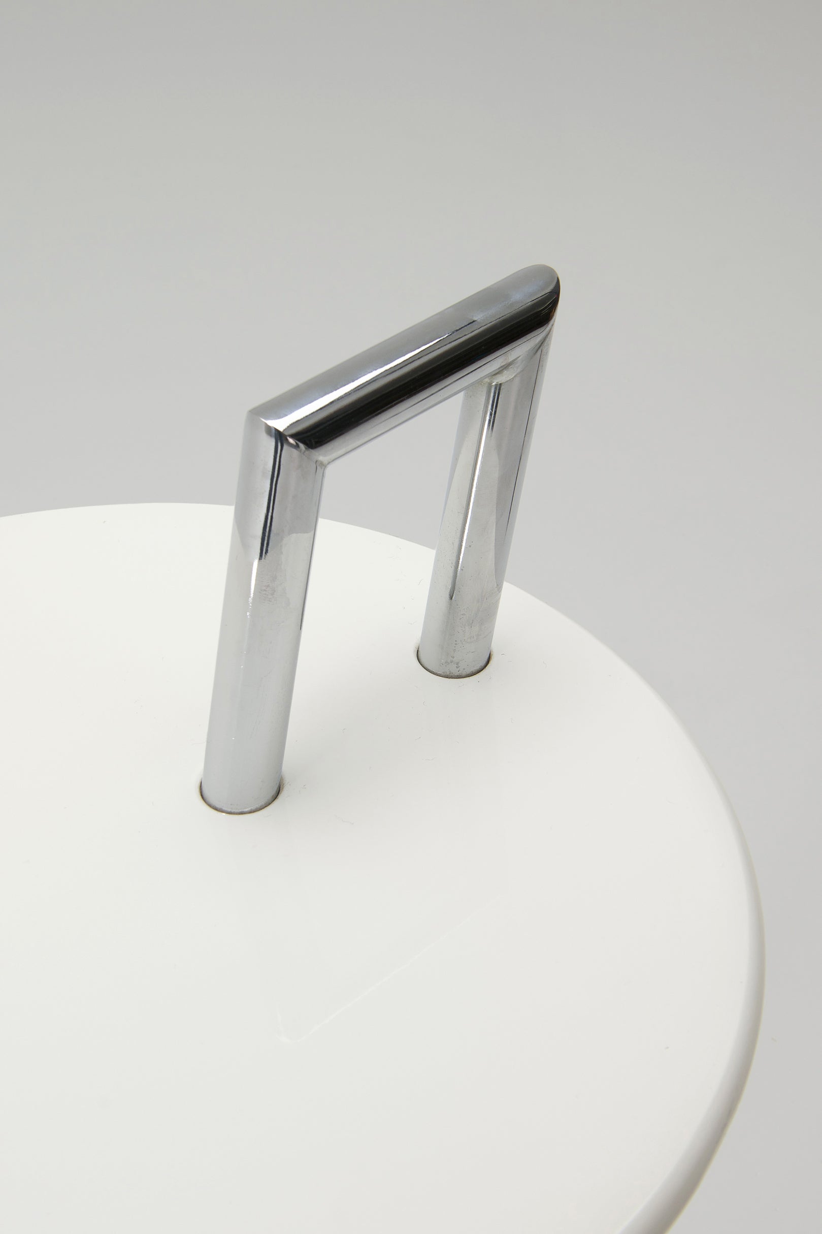 Set_of_2_occasional_side_tables_by_Elieen_Gray