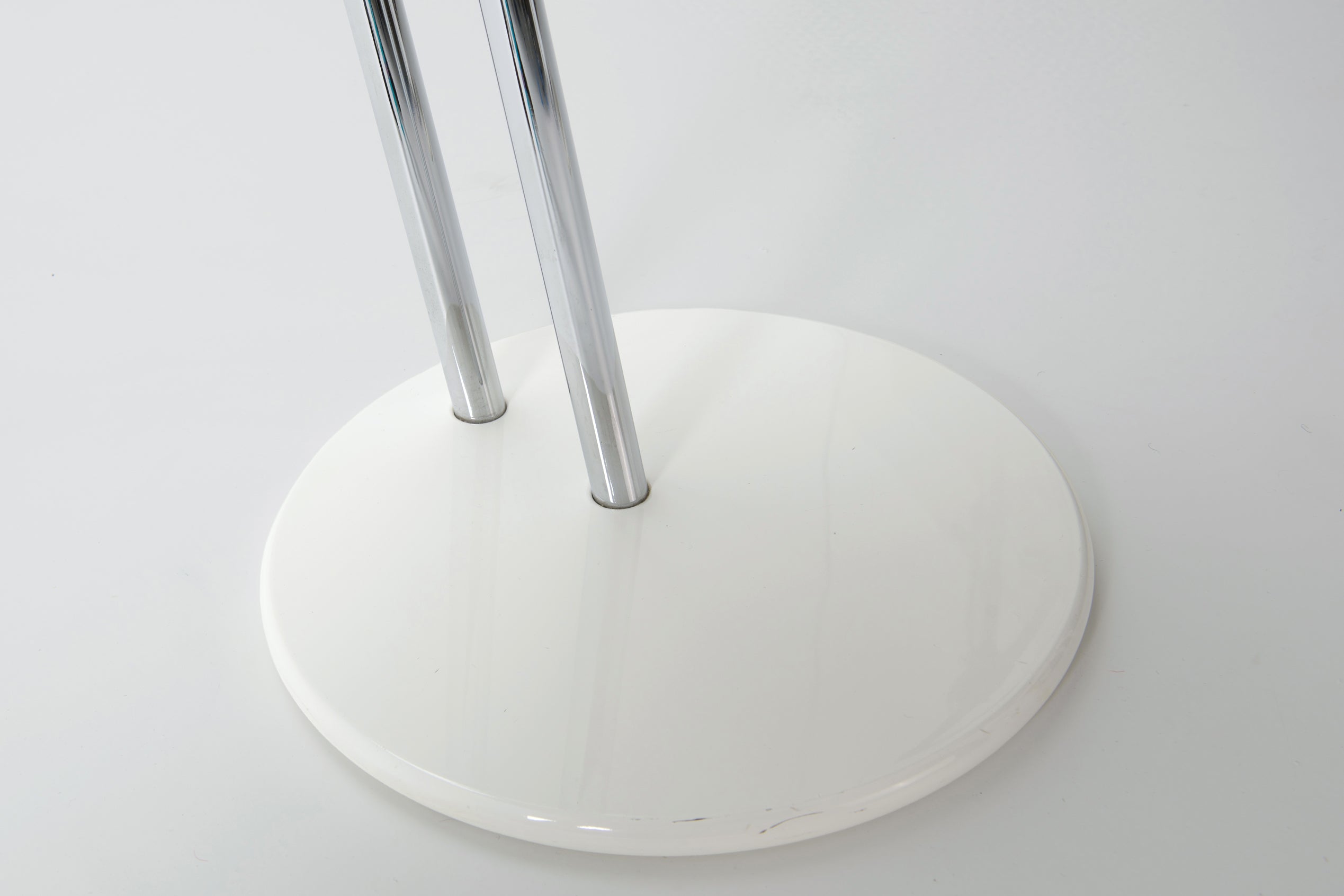 Set_of_2_occasional_side_tables_by_Elieen_Gray