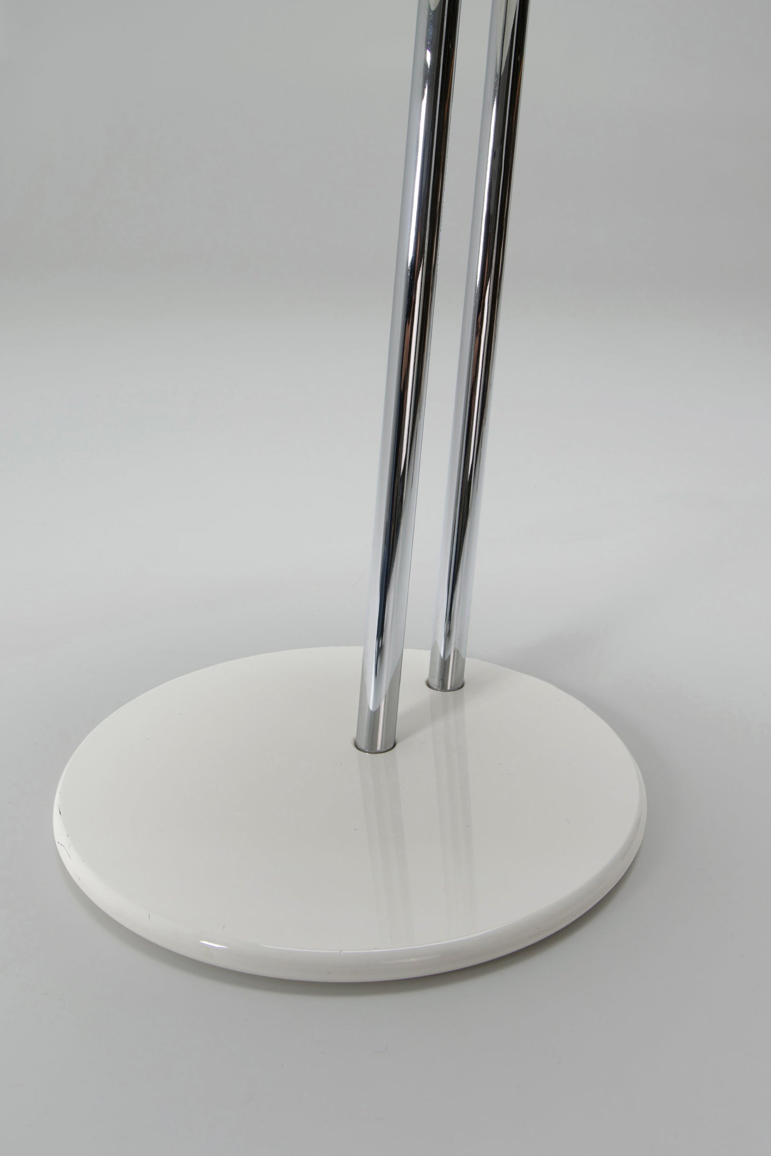 Set_of_2_occasional_side_tables_by_Elieen_Gray