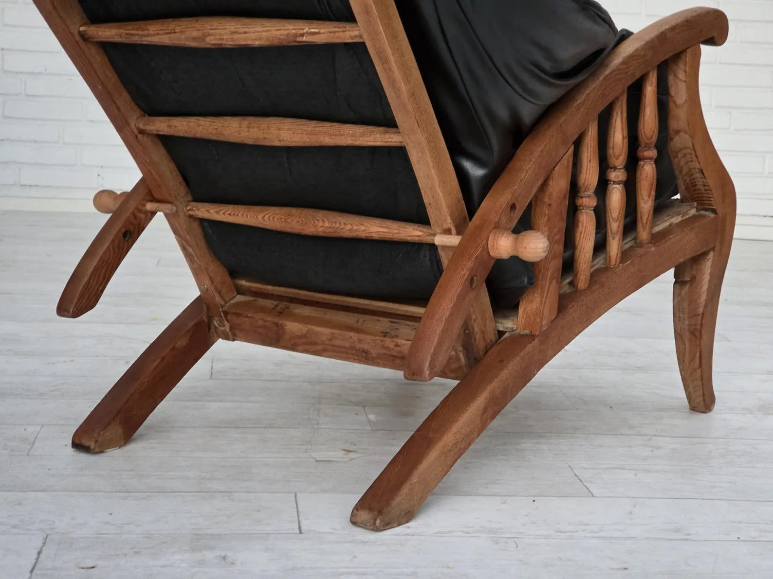 Adjustable_Leather_Armchair_in_Ash,_1950s,_Scandinavia