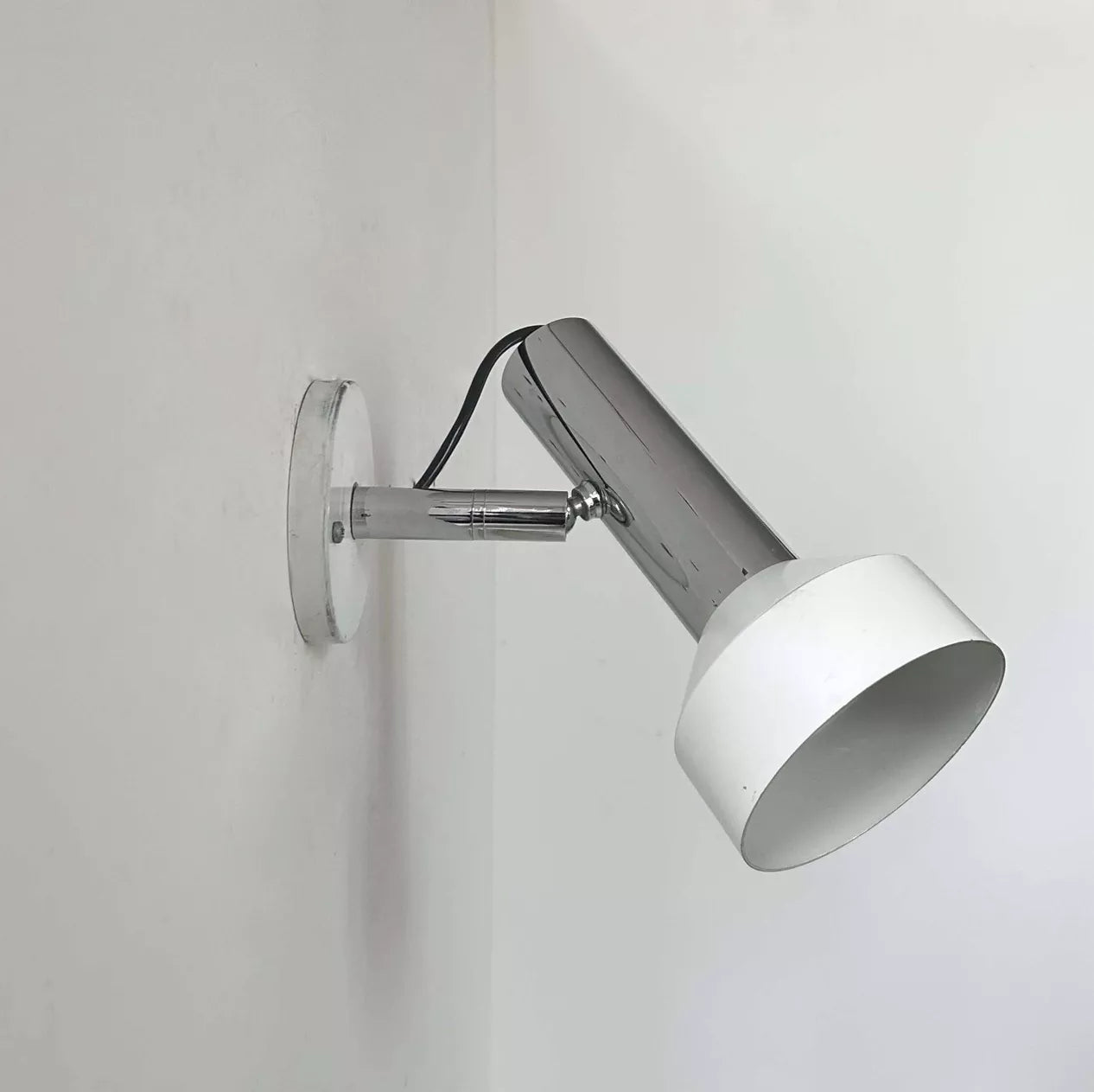 Adjustable_Chrome_and_White_Metal_Wall_Lamp,_Mid_Century_Modern,_France_1960s