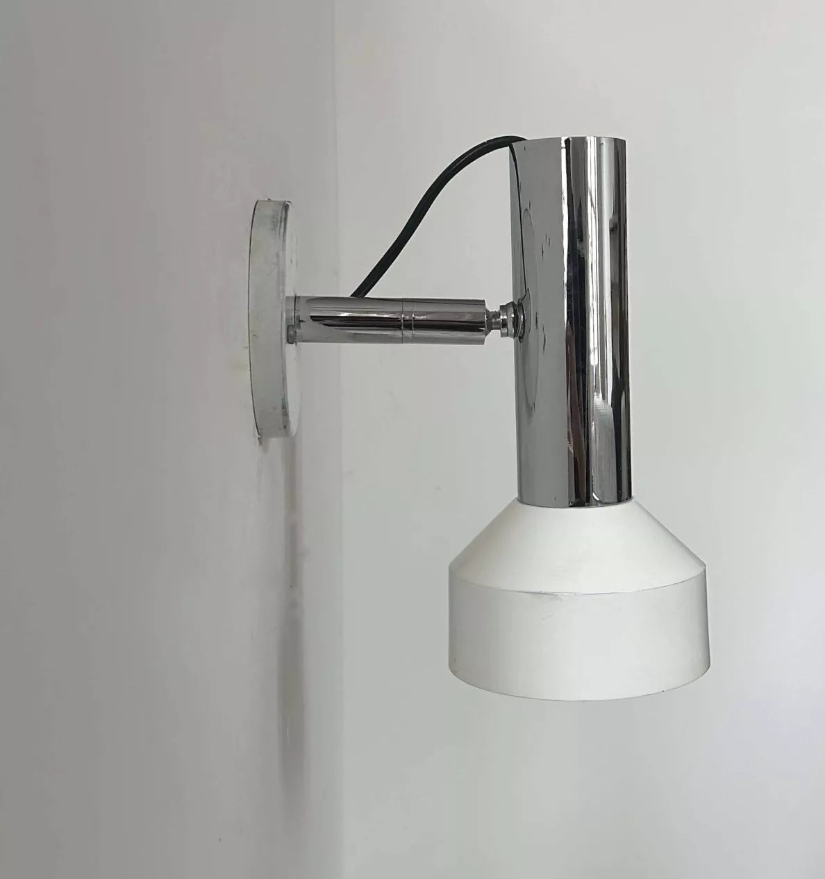 Adjustable_Chrome_and_White_Metal_Wall_Lamp,_Mid_Century_Modern,_France_1960s