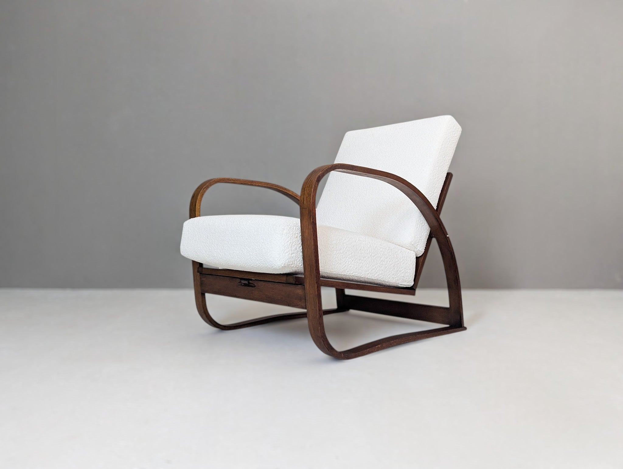 Adjustable_H_70_Lounge_Chair_by_Jindřich_Halabala_for_UP_Závody,_1930s