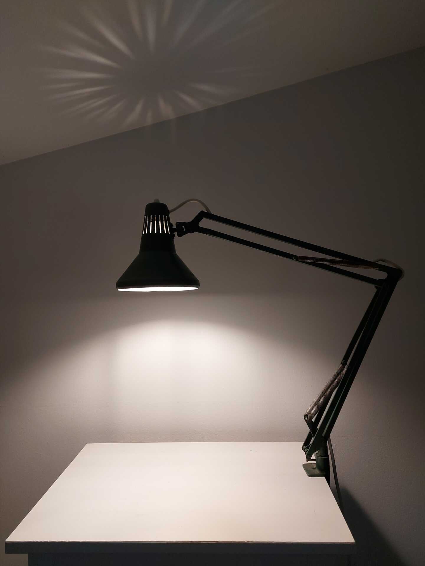 Adjustable_Green_Swing_Arm_Desk_Lamp,_1970s,_Slovenia