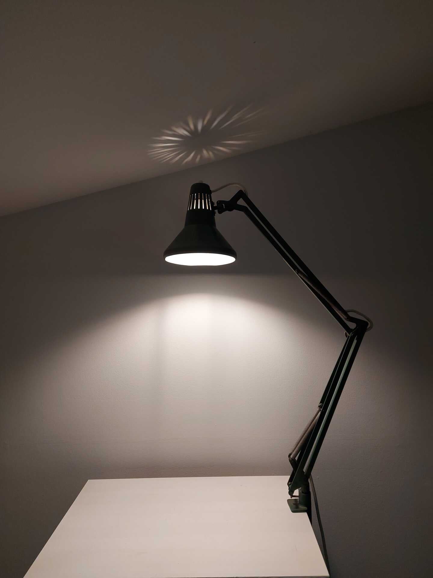 Adjustable_Green_Swing_Arm_Desk_Lamp,_1970s,_Slovenia