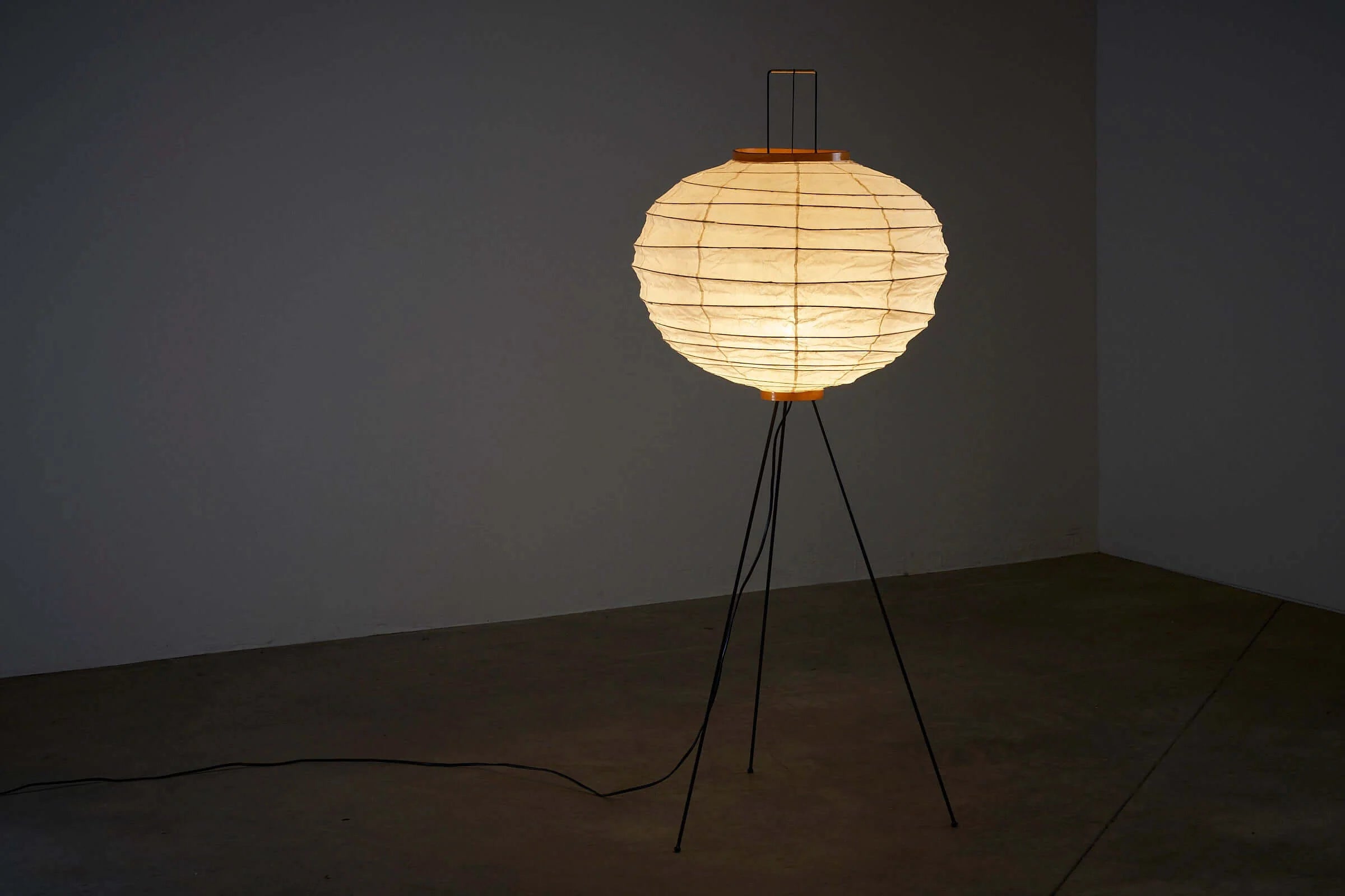 Akari_10DA_Floor_Lamp,_Isamu_Noguchi,_Paper_&_Bamboo,_1950s,_Japan
