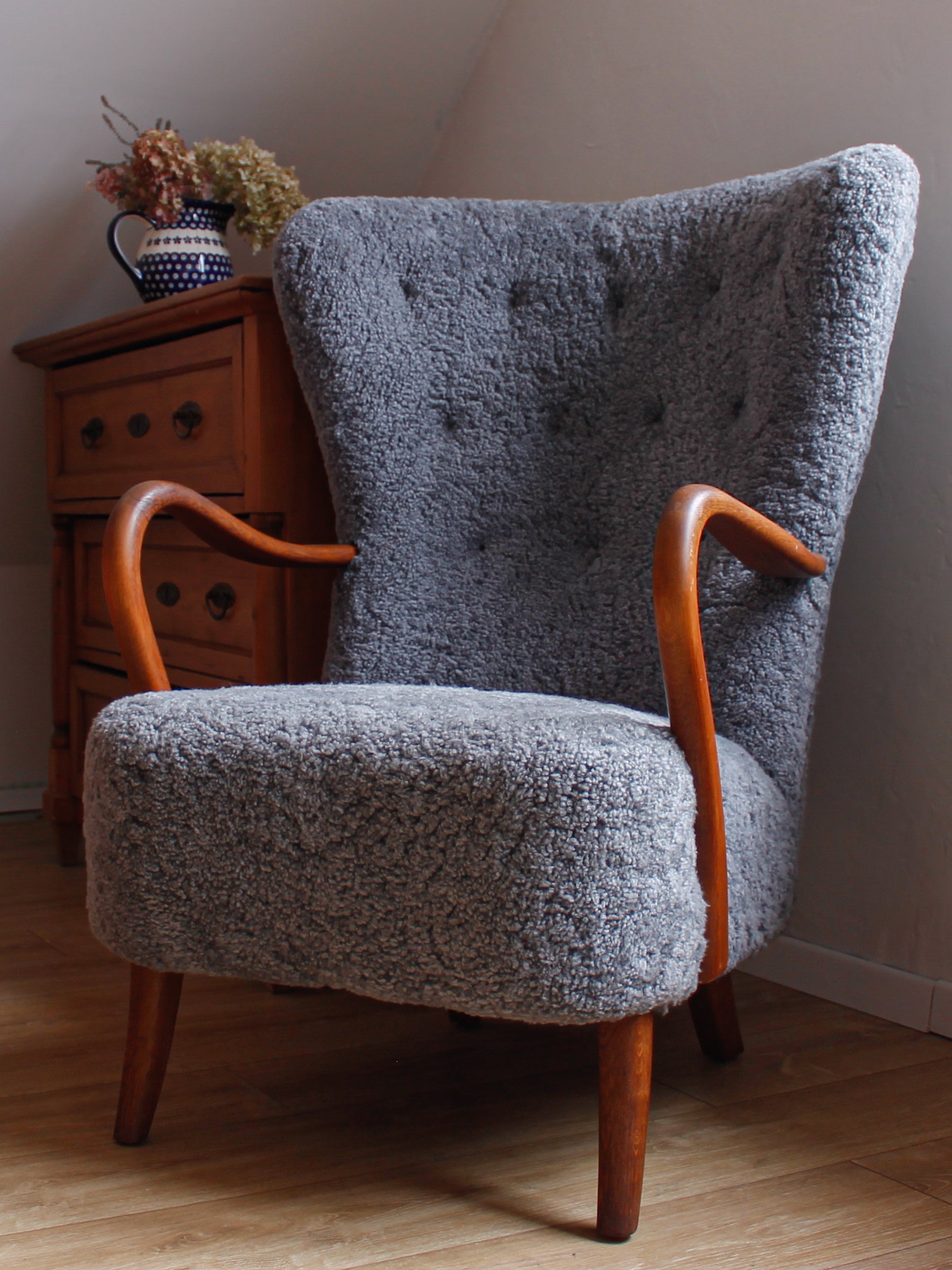 Armchair_by_Alfred_Christensen_in_Sheepskin_Upholstery,_Denmark_1960s–1970s