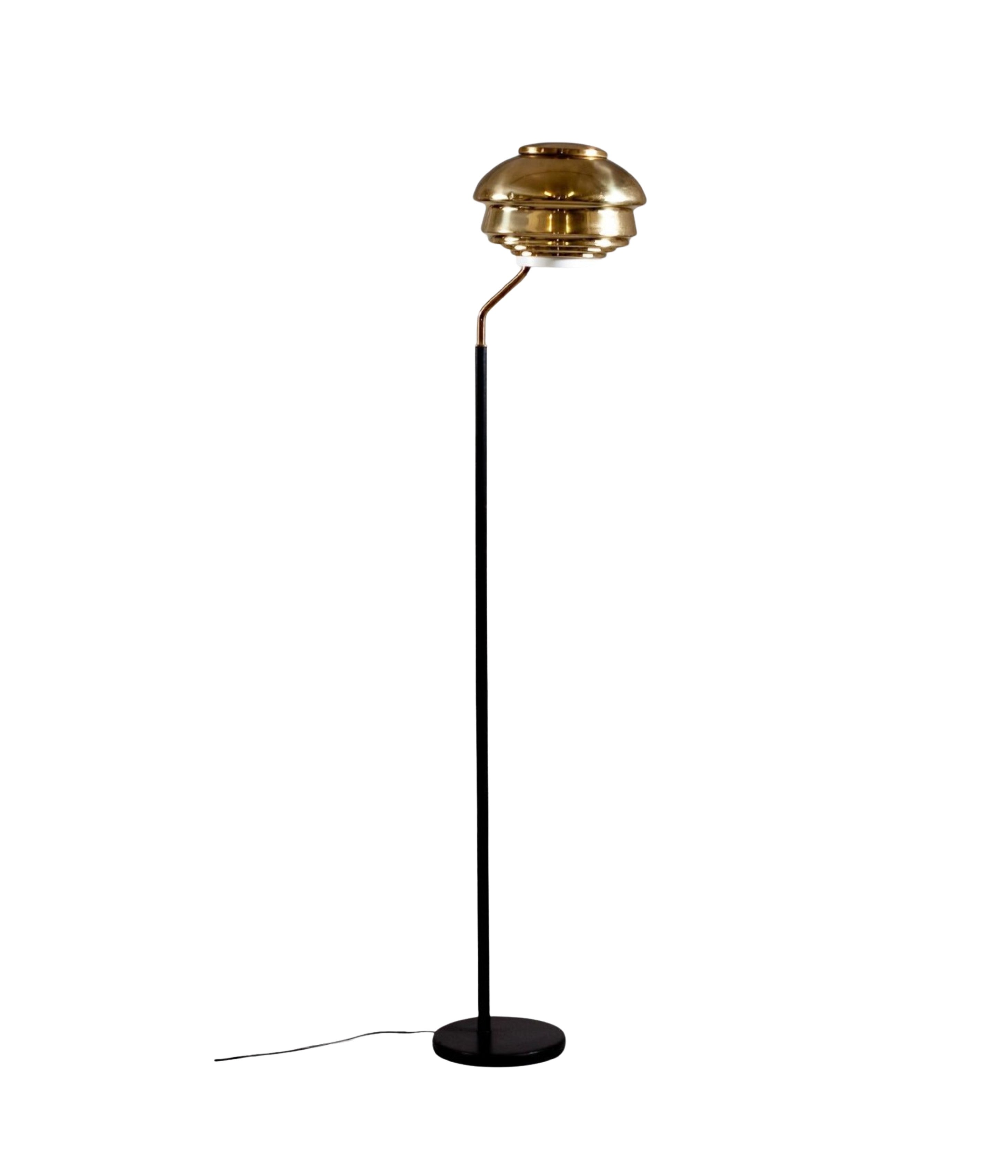 Alvar_Aalto,_1950's_floor_lamp_A808,_Valaistustyö,_Finland