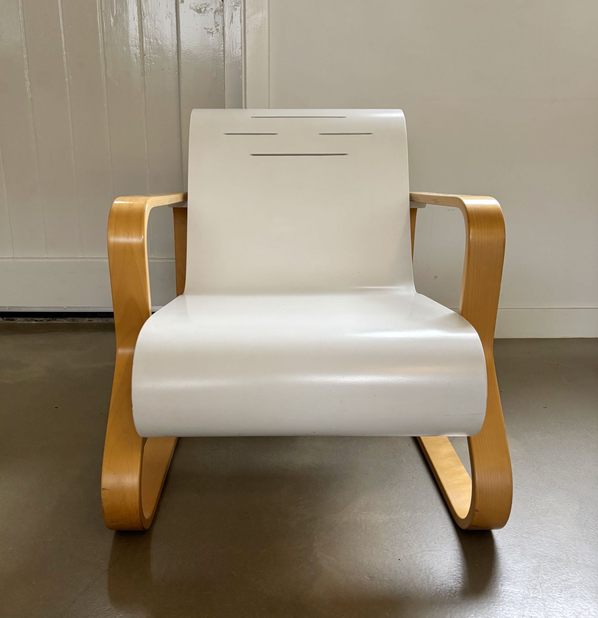 Paimio_Model_41_Lounge_Chair_by_Alvar_Aalto_for_Artek,_Finland,_circa_1980s
