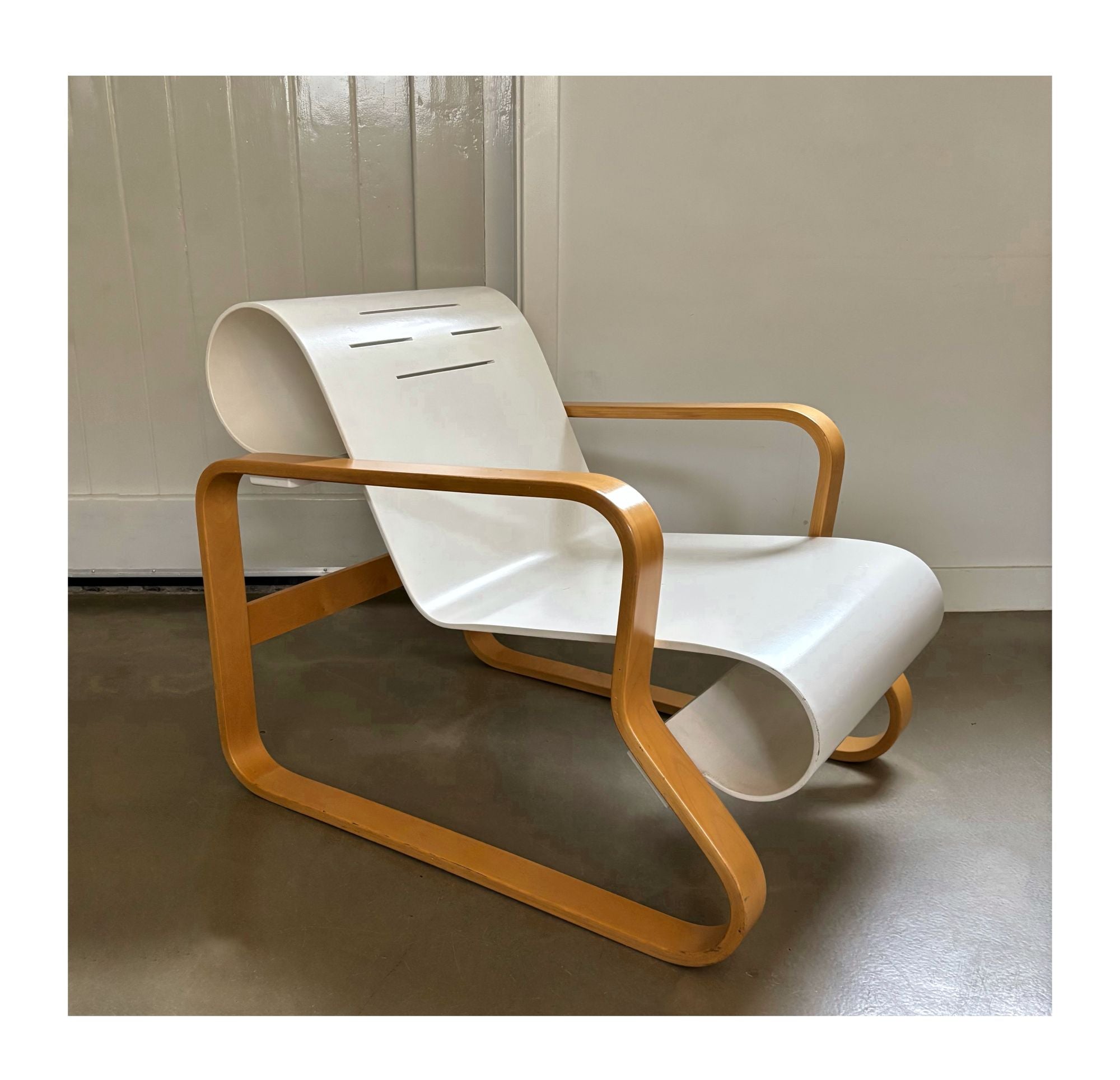 Paimio_Model_41_Lounge_Chair_by_Alvar_Aalto_for_Artek,_Finland,_circa_1980s