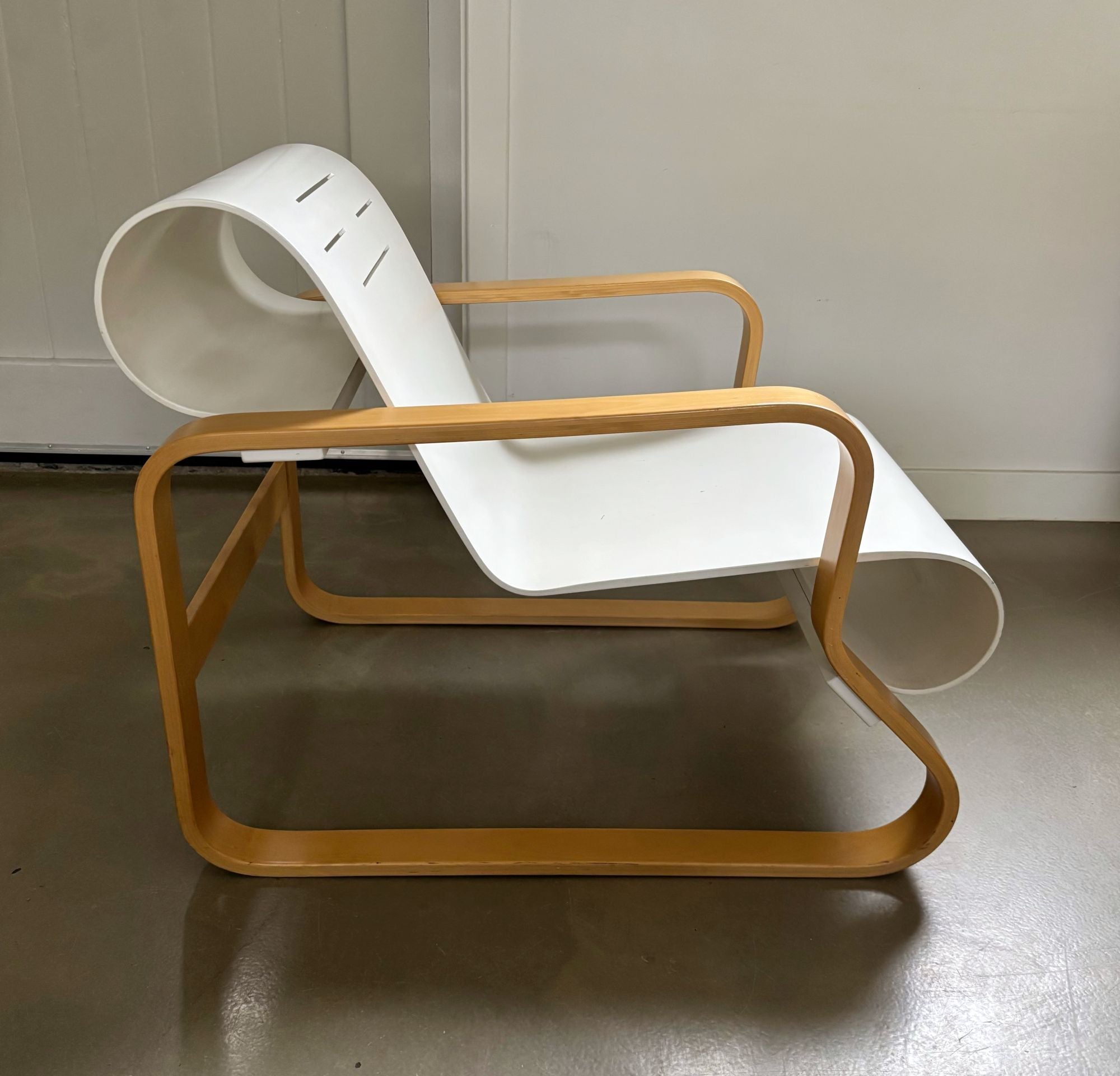 Paimio_Model_41_Lounge_Chair_by_Alvar_Aalto_for_Artek,_Finland,_circa_1980s