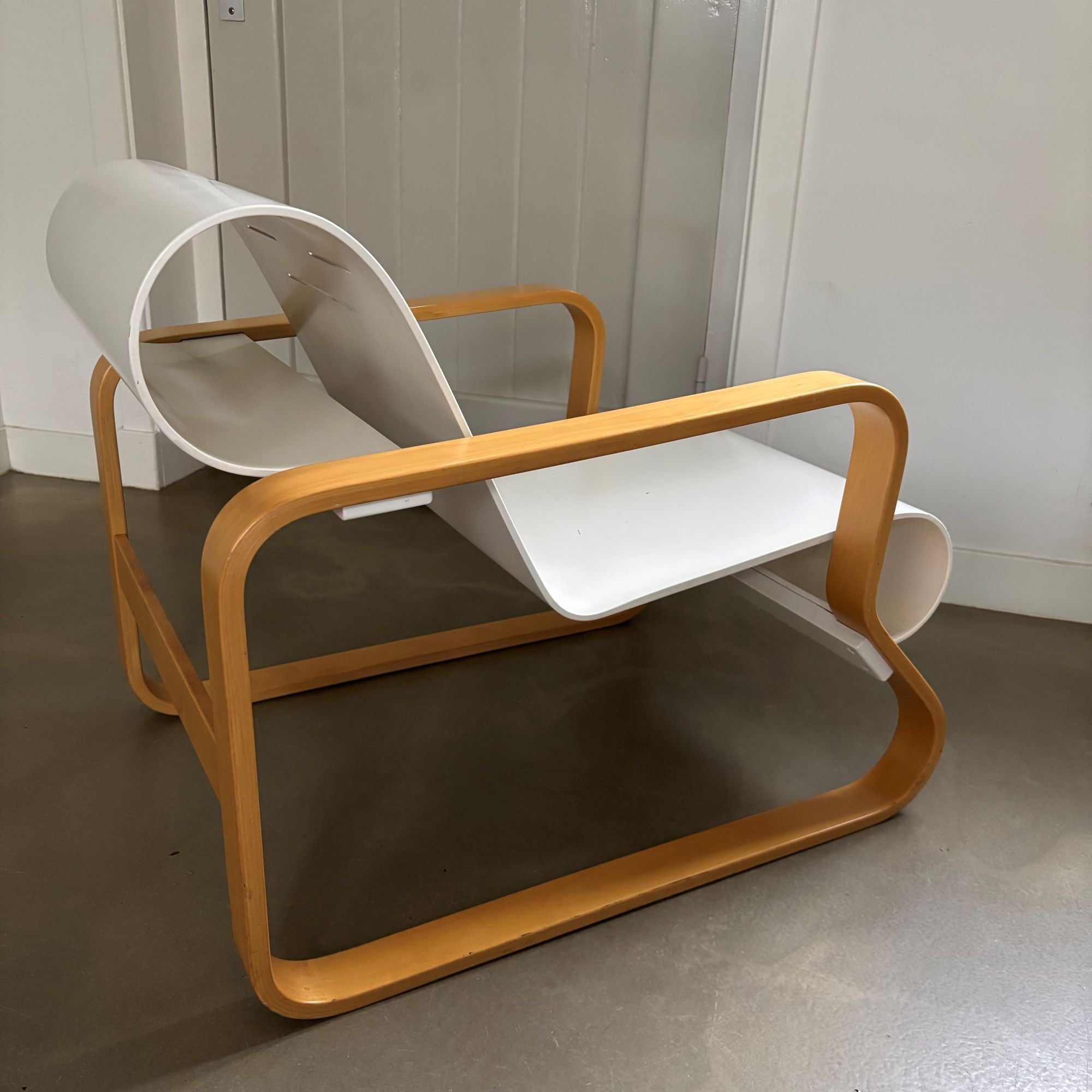 Paimio_Model_41_Lounge_Chair_by_Alvar_Aalto_for_Artek,_Finland,_circa_1980s