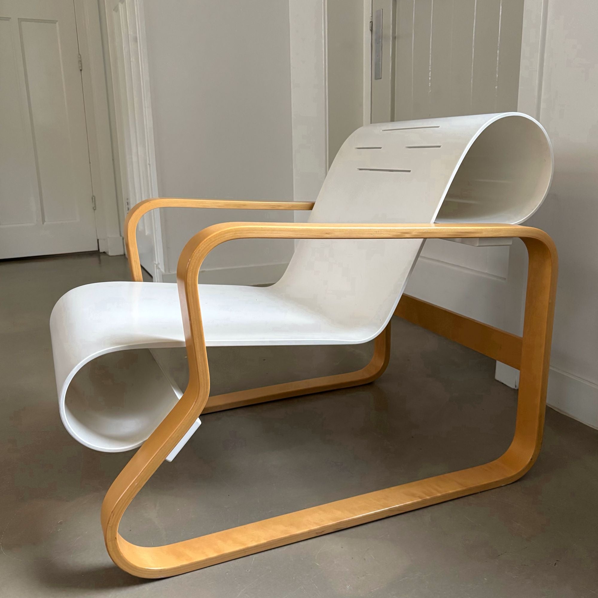 Paimio_Model_41_Lounge_Chair_by_Alvar_Aalto_for_Artek,_Finland,_circa_1980s