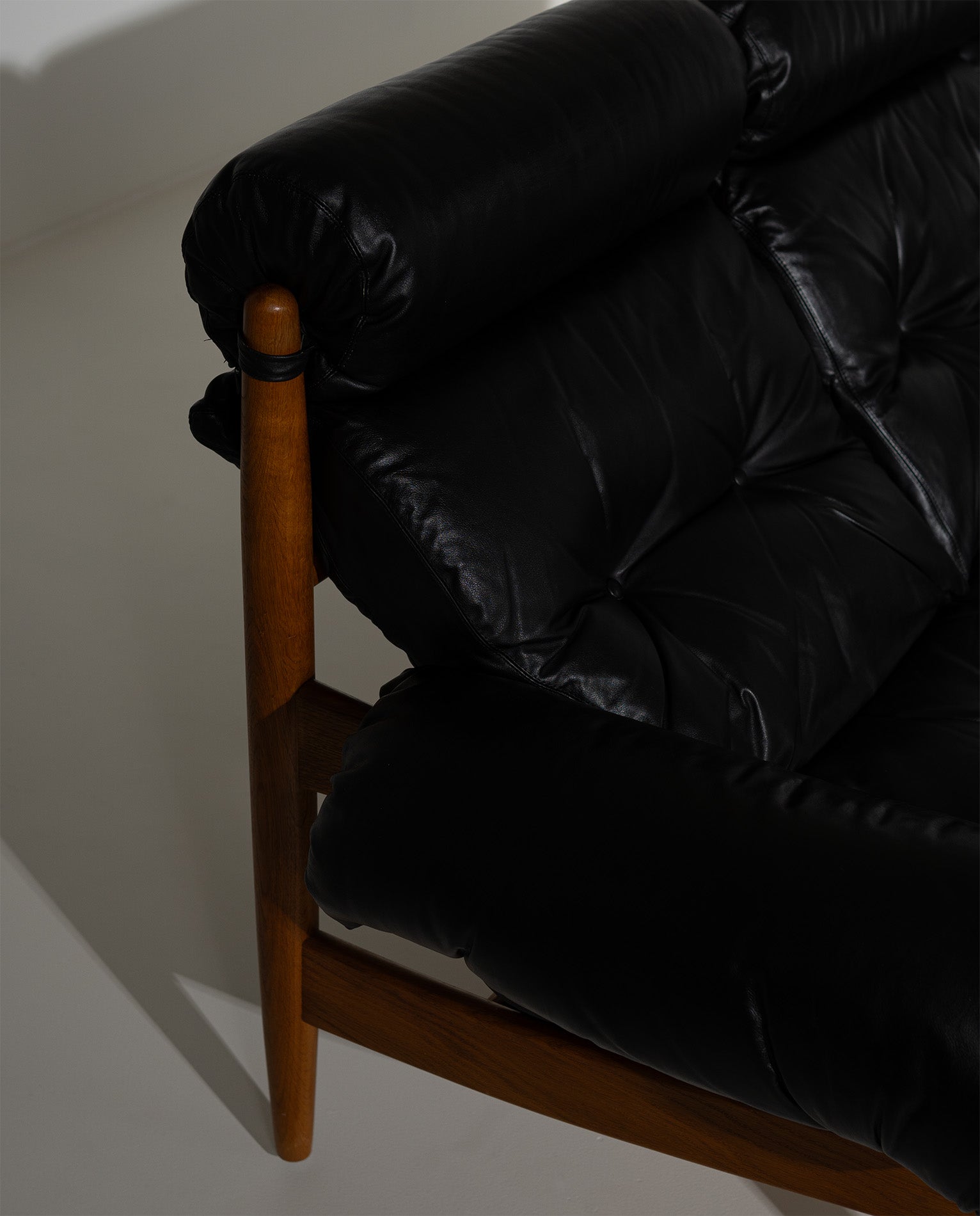 1960s_“Amiral”_Black_Leather_Sofa_by_Eric_Merthen_for_Ire_Möbel,_Sweden