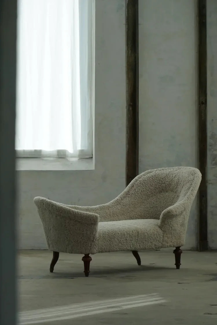 Antique_Chaise_Longue_in_Lambswool