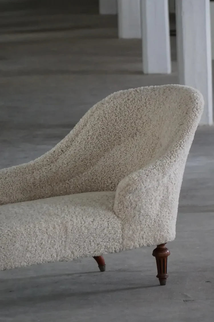 Antique_Chaise_Longue_in_Lambswool