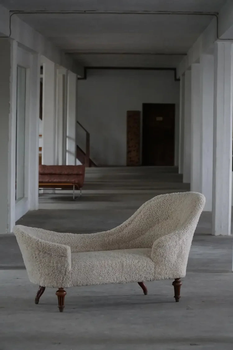 Antique_Chaise_Longue_in_Lambswool