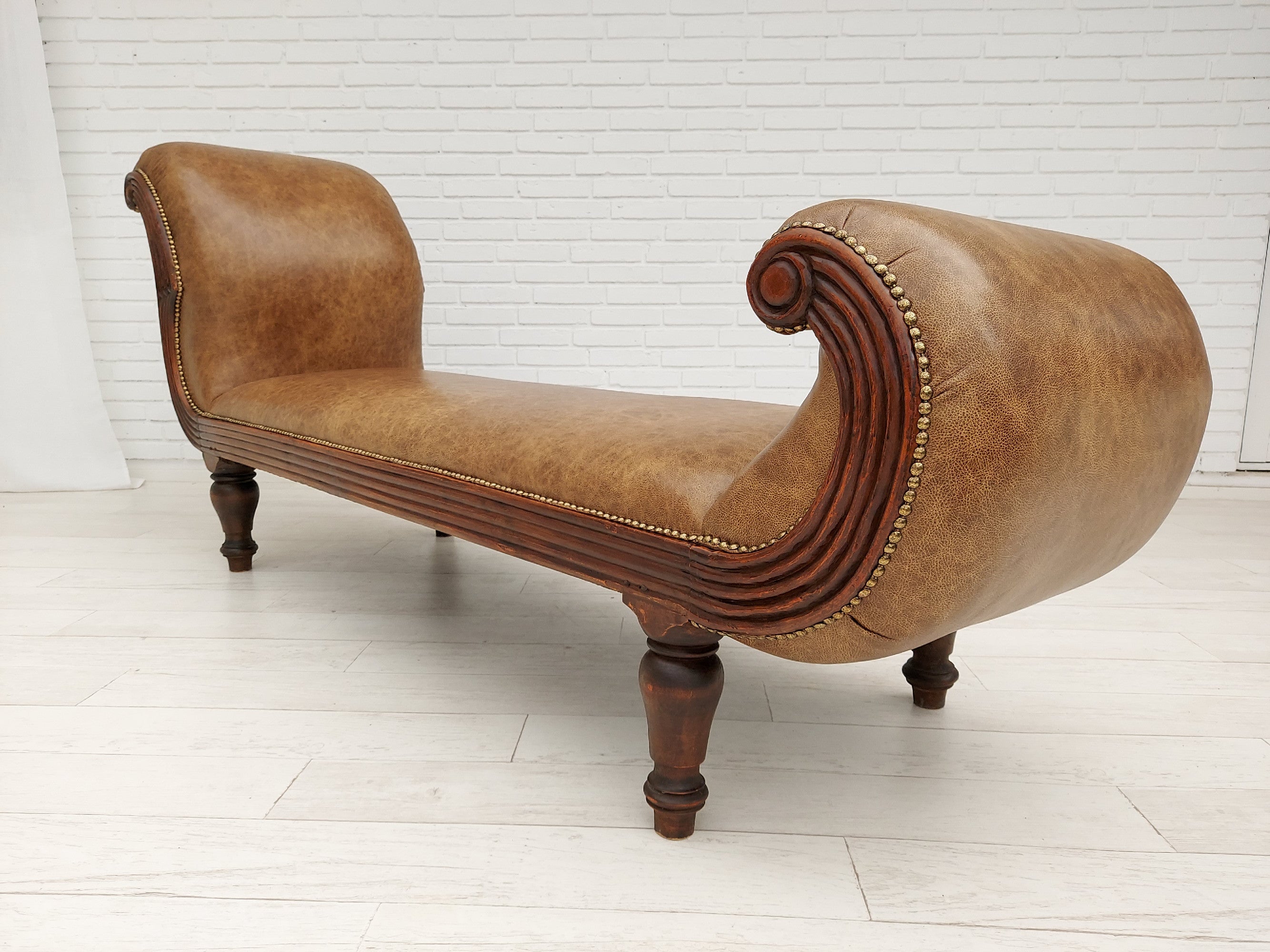 Antique_Daybed_Chaise_Longue_1920s_Europe
