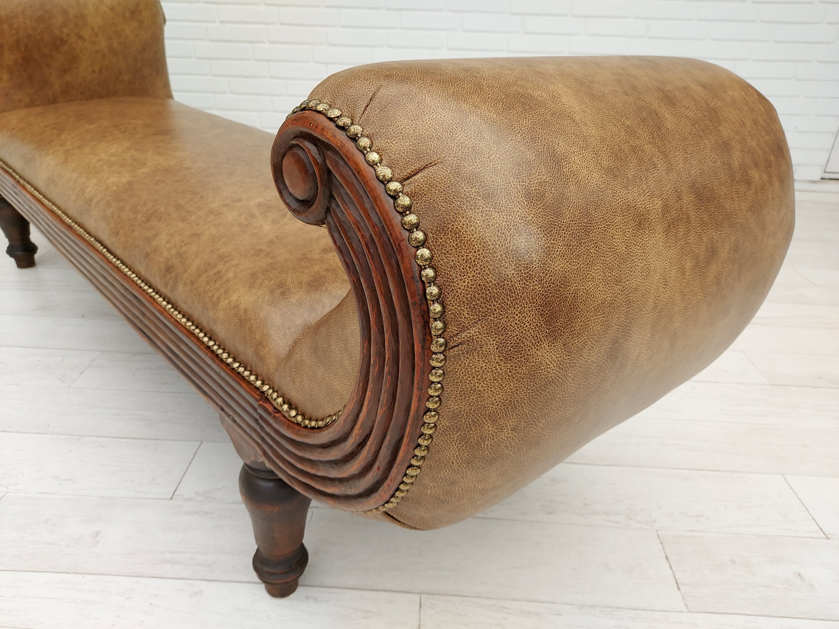 Antique_Daybed_Chaise_Longue_1920s_Europe