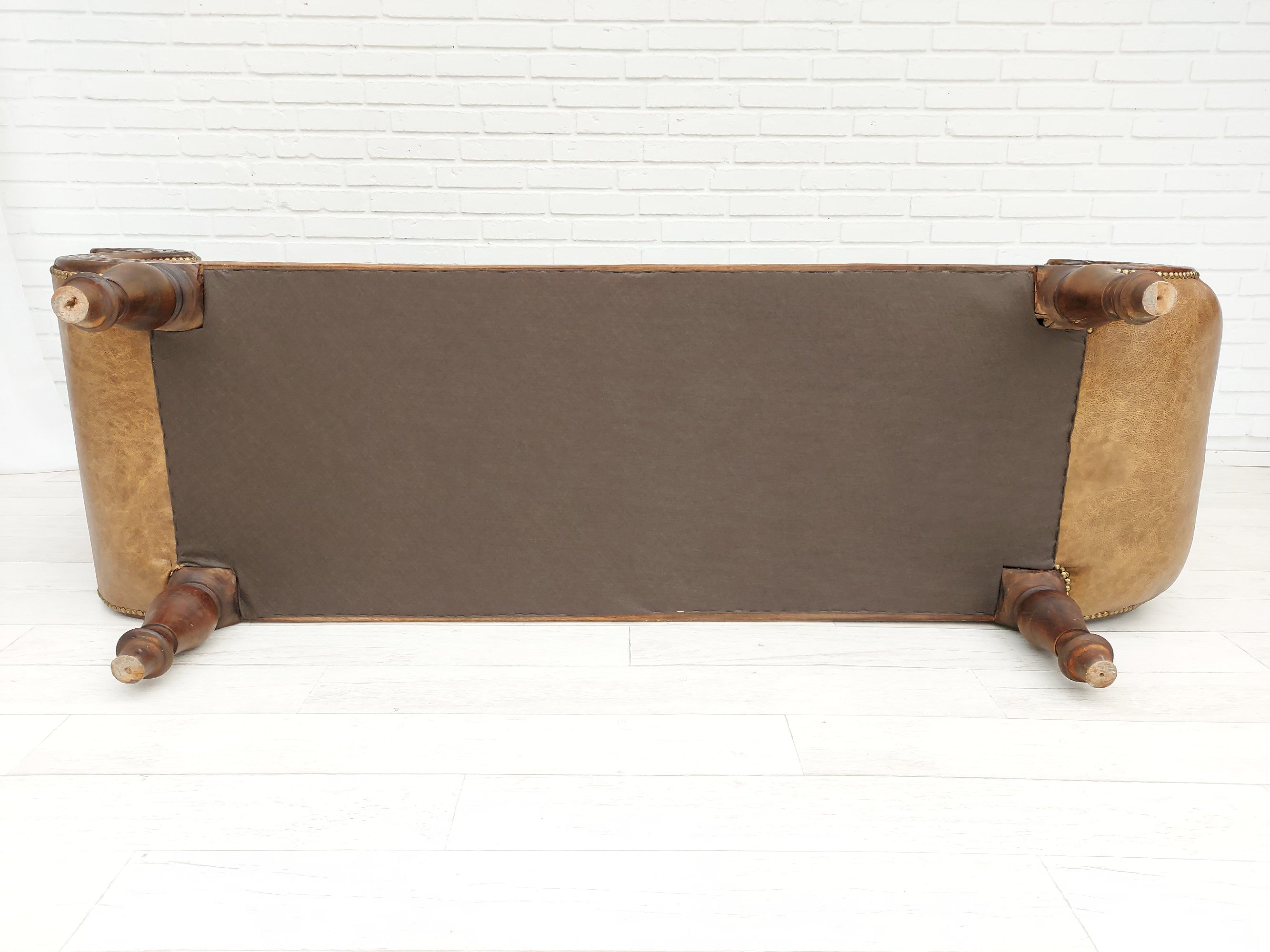 Antique_Daybed_Chaise_Longue_1920s_Europe