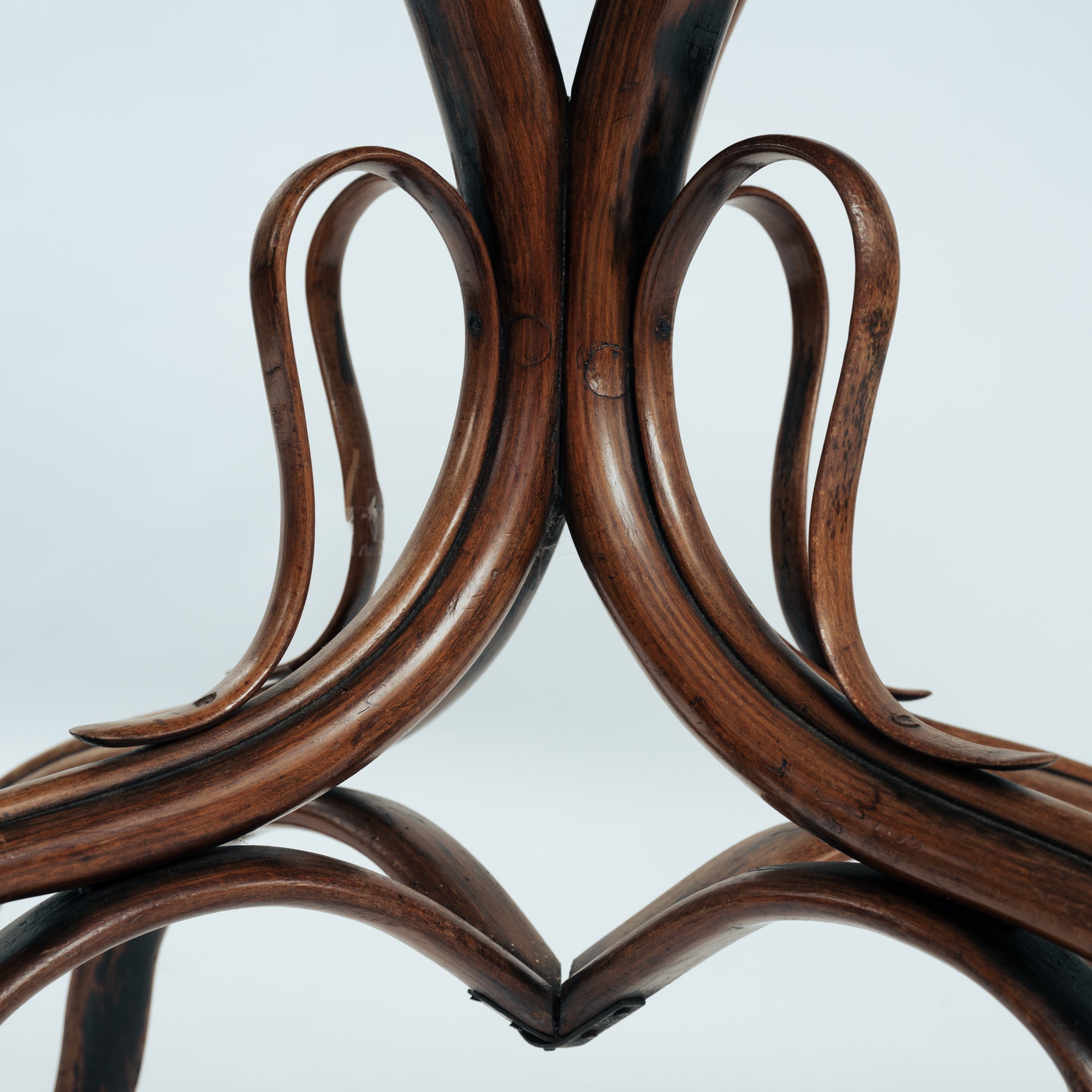 Rare_Thonet_Model_No._3_Salon_Table_in_Palisander_Veneer,_Austrian_Bentwood_Design,_19th_Century