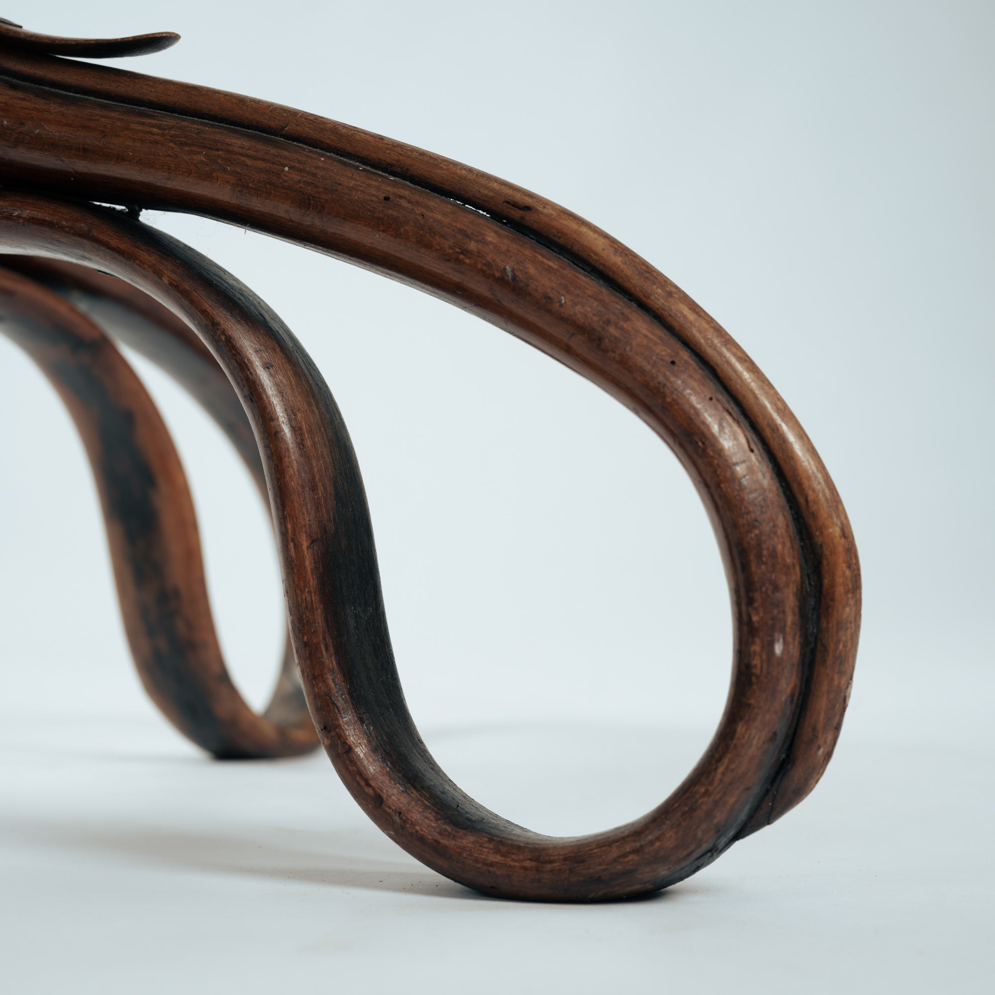 Rare_Thonet_Model_No._3_Salon_Table_in_Palisander_Veneer,_Austrian_Bentwood_Design,_19th_Century