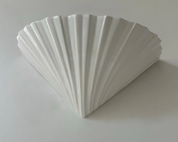 Applique_coquillage_en_porcelaine,_France_1970
