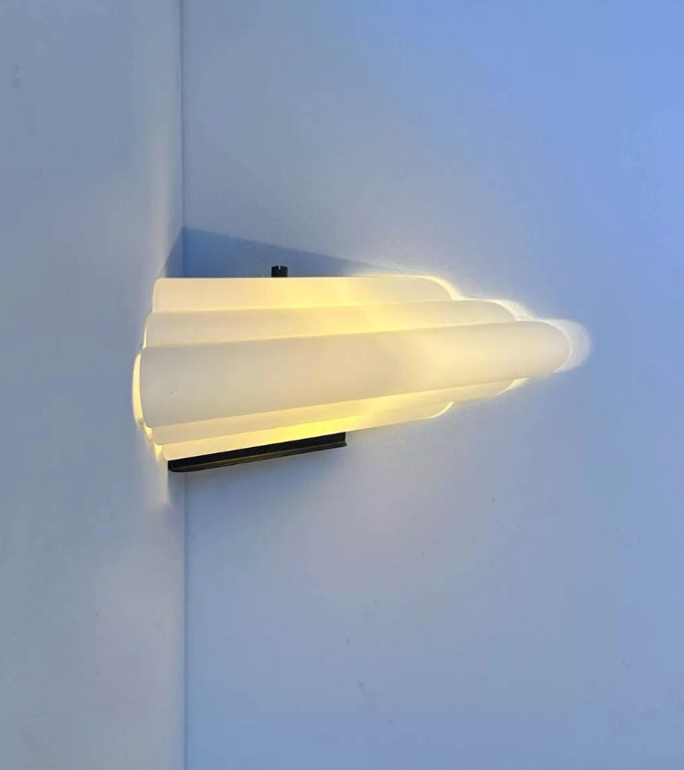 Vetri_Italian_Opaline_Murano_Glass_Corner_Wall_Sconce,_1970s