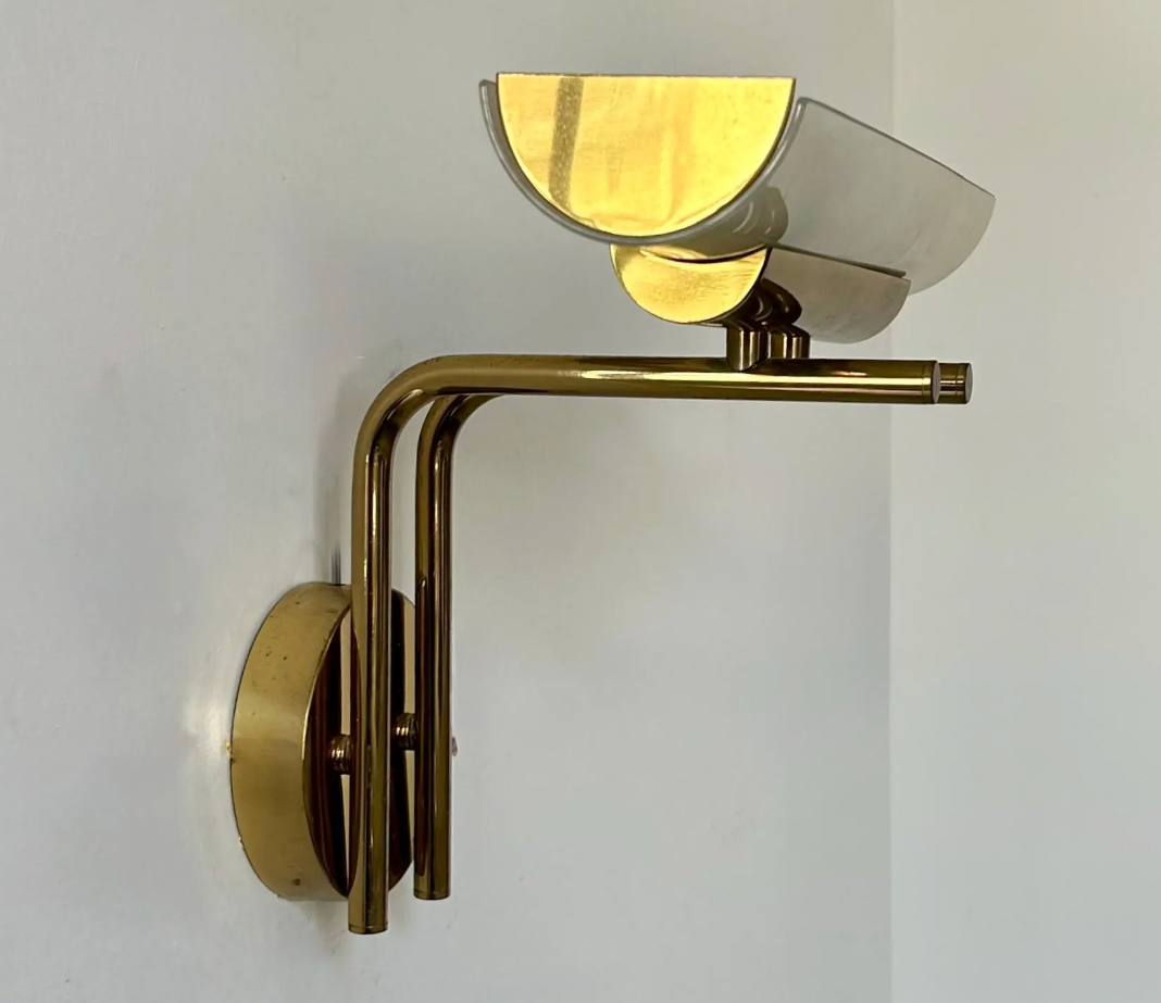 Applique_en_laiton_et_verre_sablé,_France,_1970