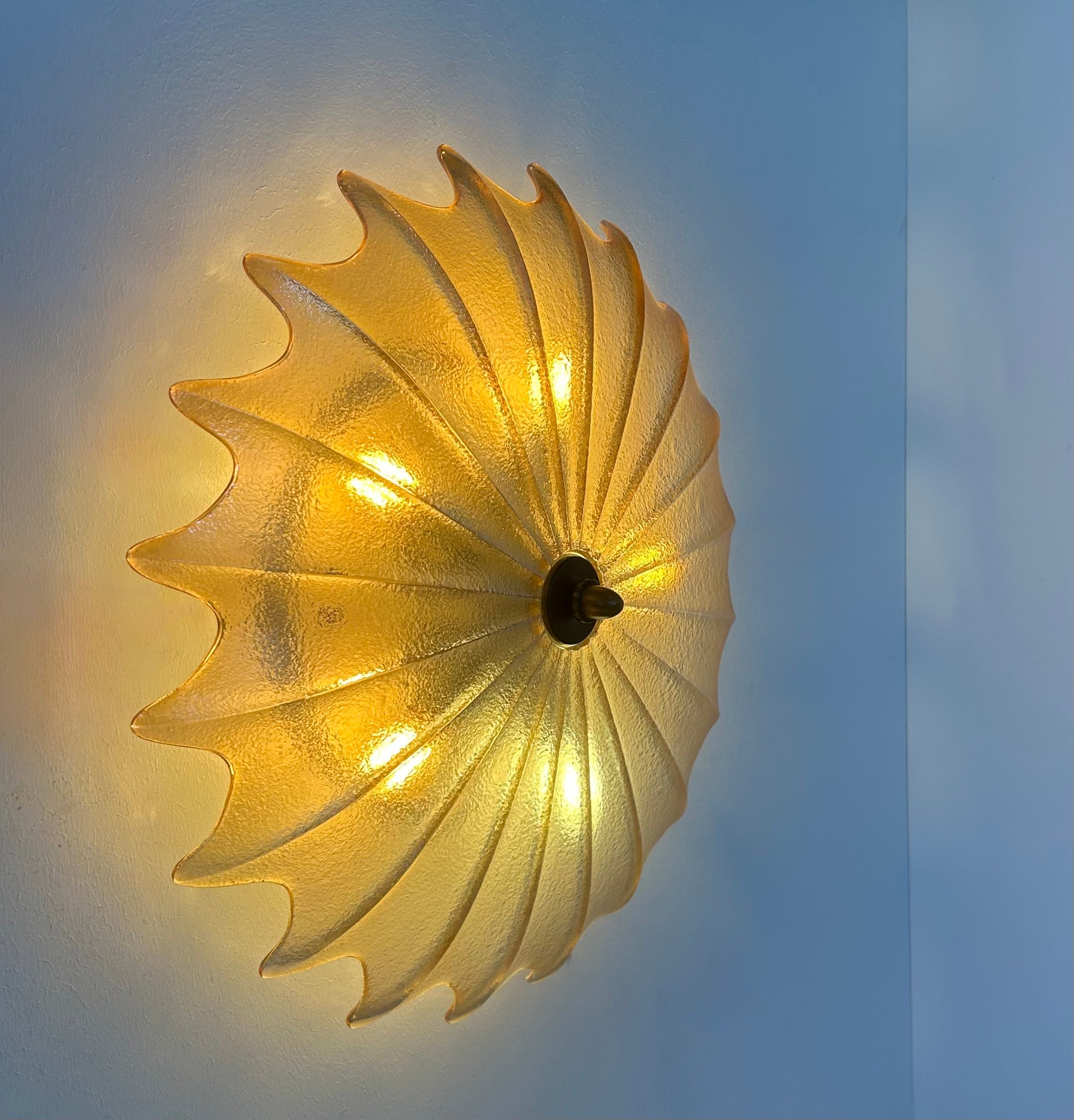 Wall_Sconce_in_Murano_Glass_Patinated_Brass,_from_1960s