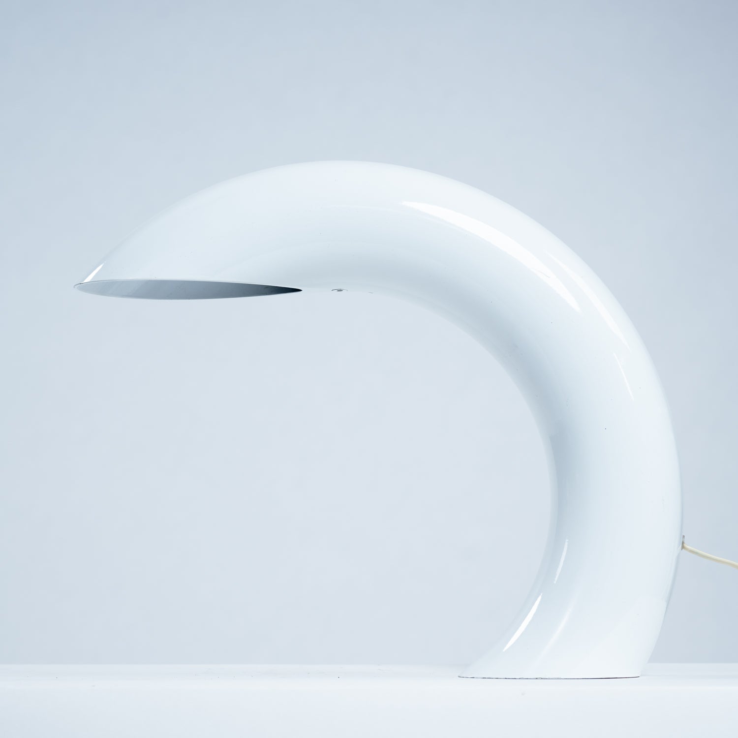 Arc_Shaped_White_Aluminium_Table_Lamp_by_Georges_Frydman,_1960s