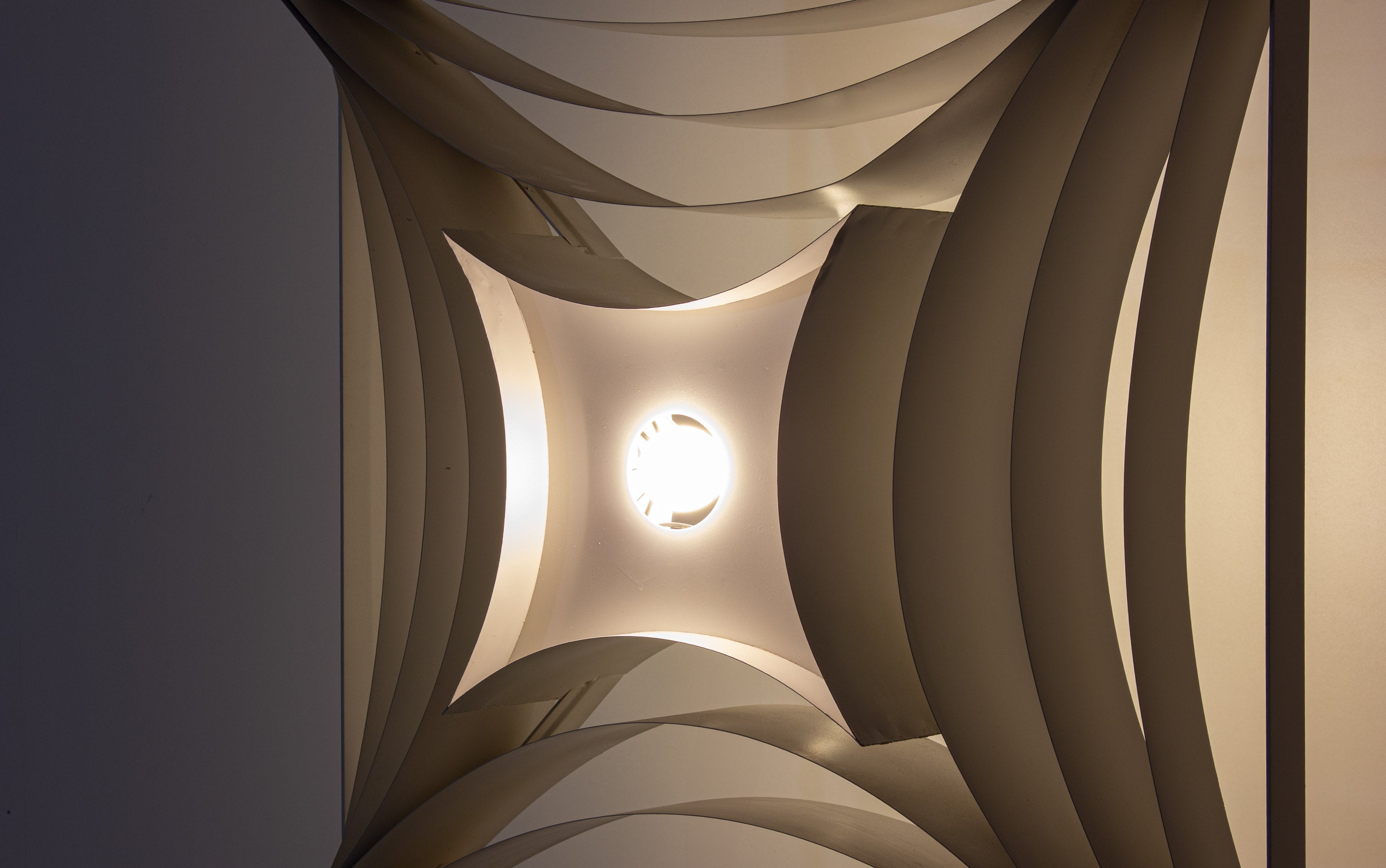 Vintage_Italian_Metal_Wall_Lamp,_Geometric_Layered_Sconce,_1970s_Mid_Century_Modern_Lighting