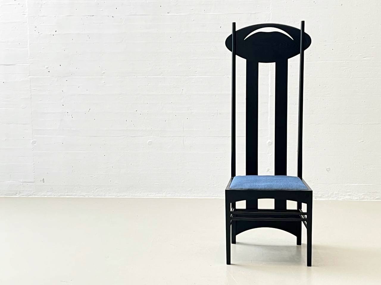 Argyle_chair_by_Charles_Rennie_Mackintosh_from_Cassina's_I_Maestri_collection,_1973