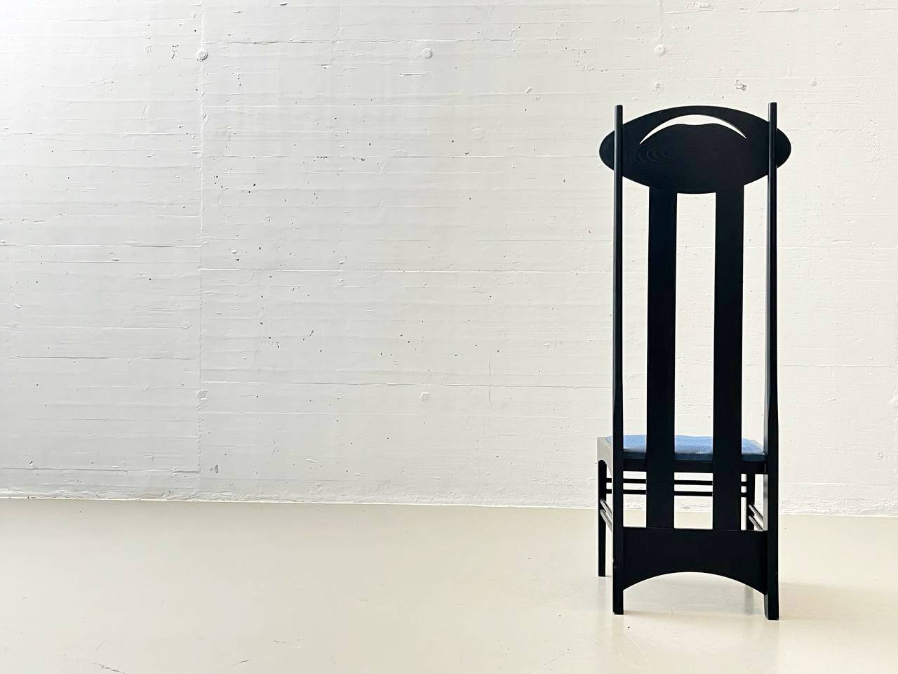 Argyle_chair_by_Charles_Rennie_Mackintosh_from_Cassina's_I_Maestri_collection,_1973