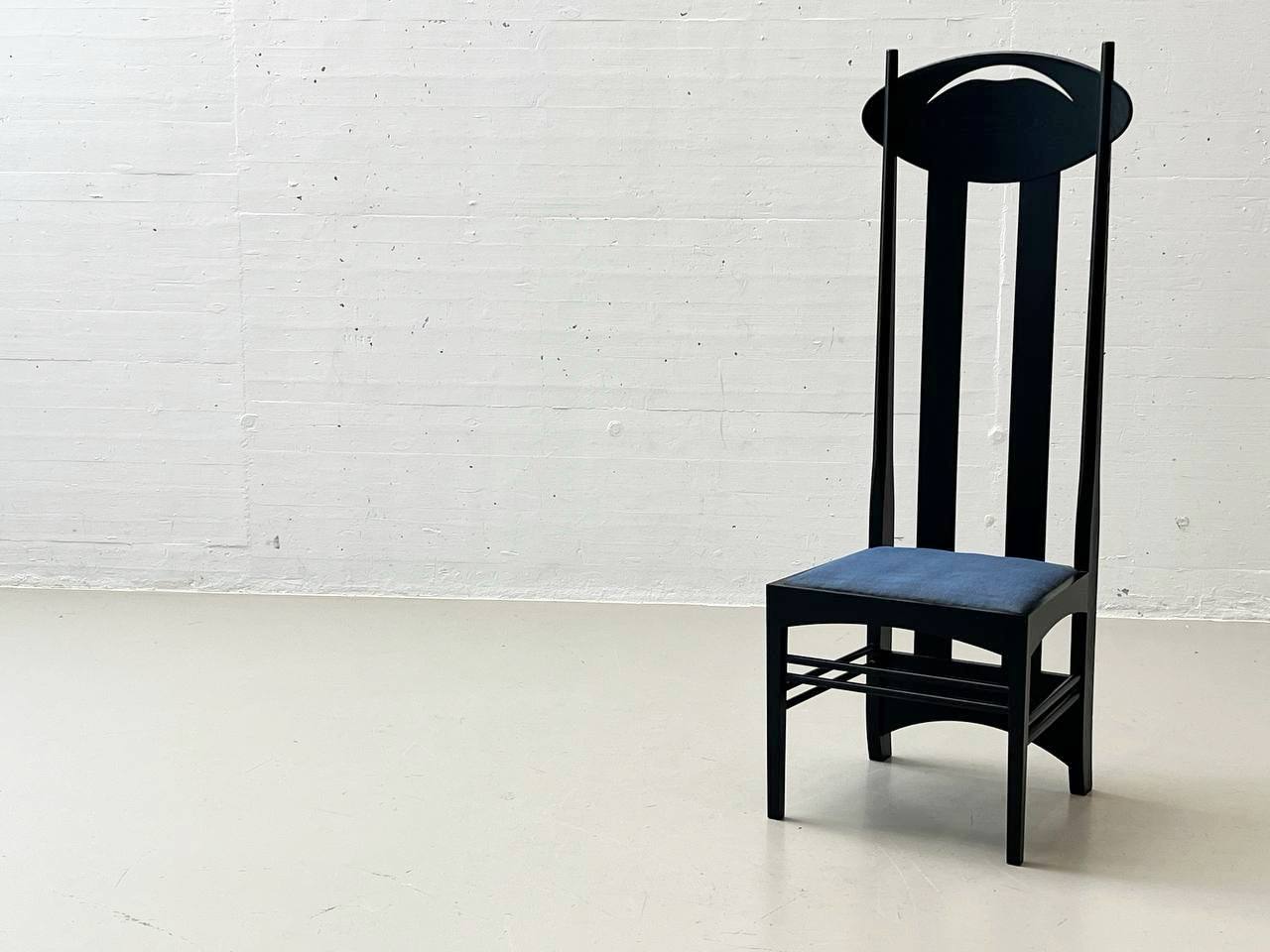 Argyle_chair_by_Charles_Rennie_Mackintosh_from_Cassina's_I_Maestri_collection,_1973