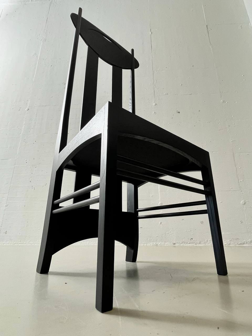 Argyle_chair_by_Charles_Rennie_Mackintosh_from_Cassina's_I_Maestri_collection,_1973