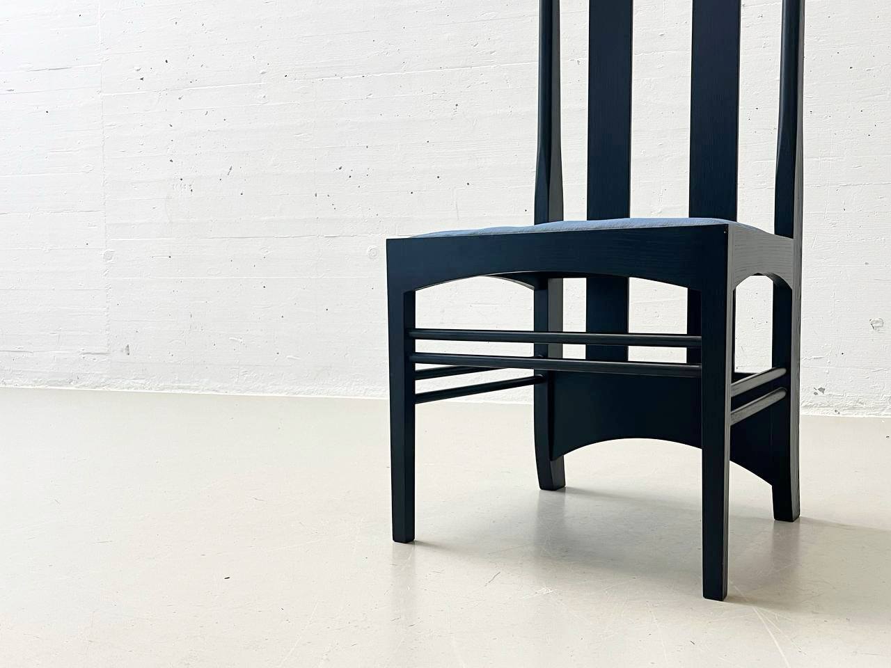 Argyle_chair_by_Charles_Rennie_Mackintosh_from_Cassina's_I_Maestri_collection,_1973