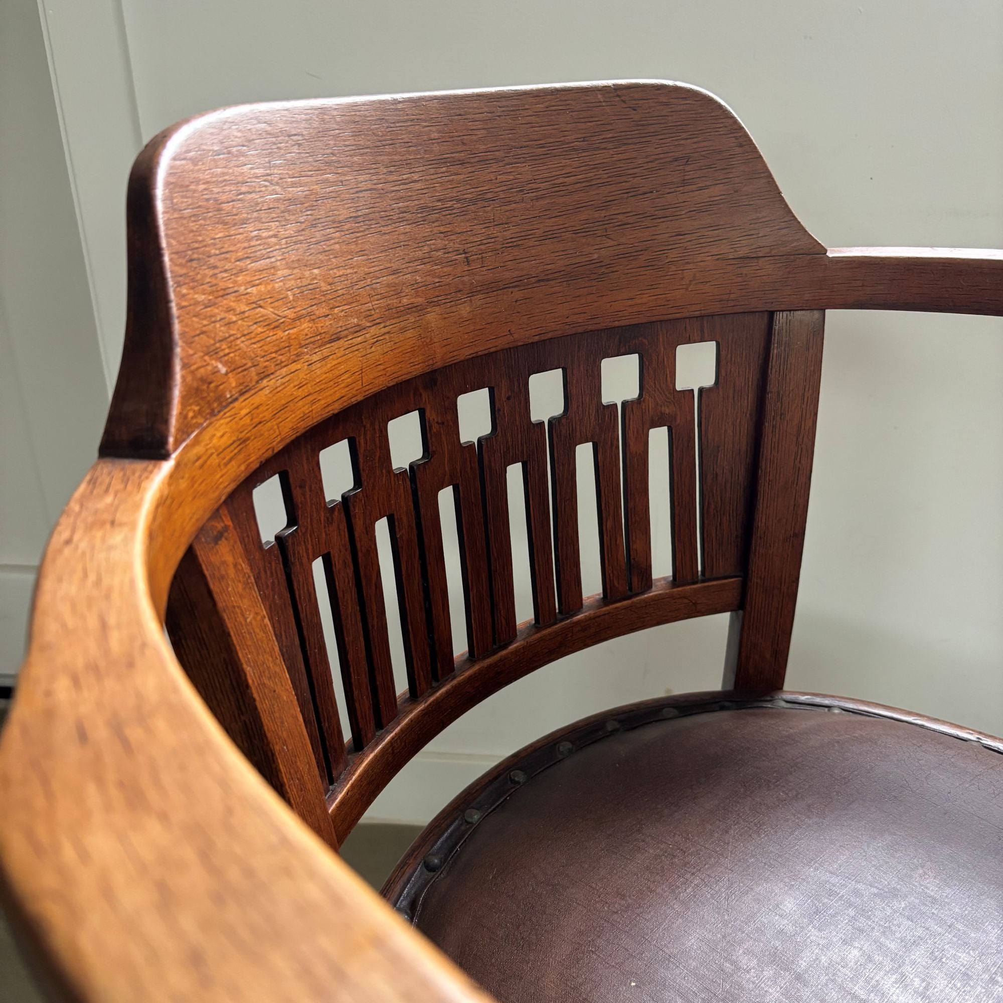 Armchair_Model_714_by_J_&_J_Kohn_from_1903_Austria