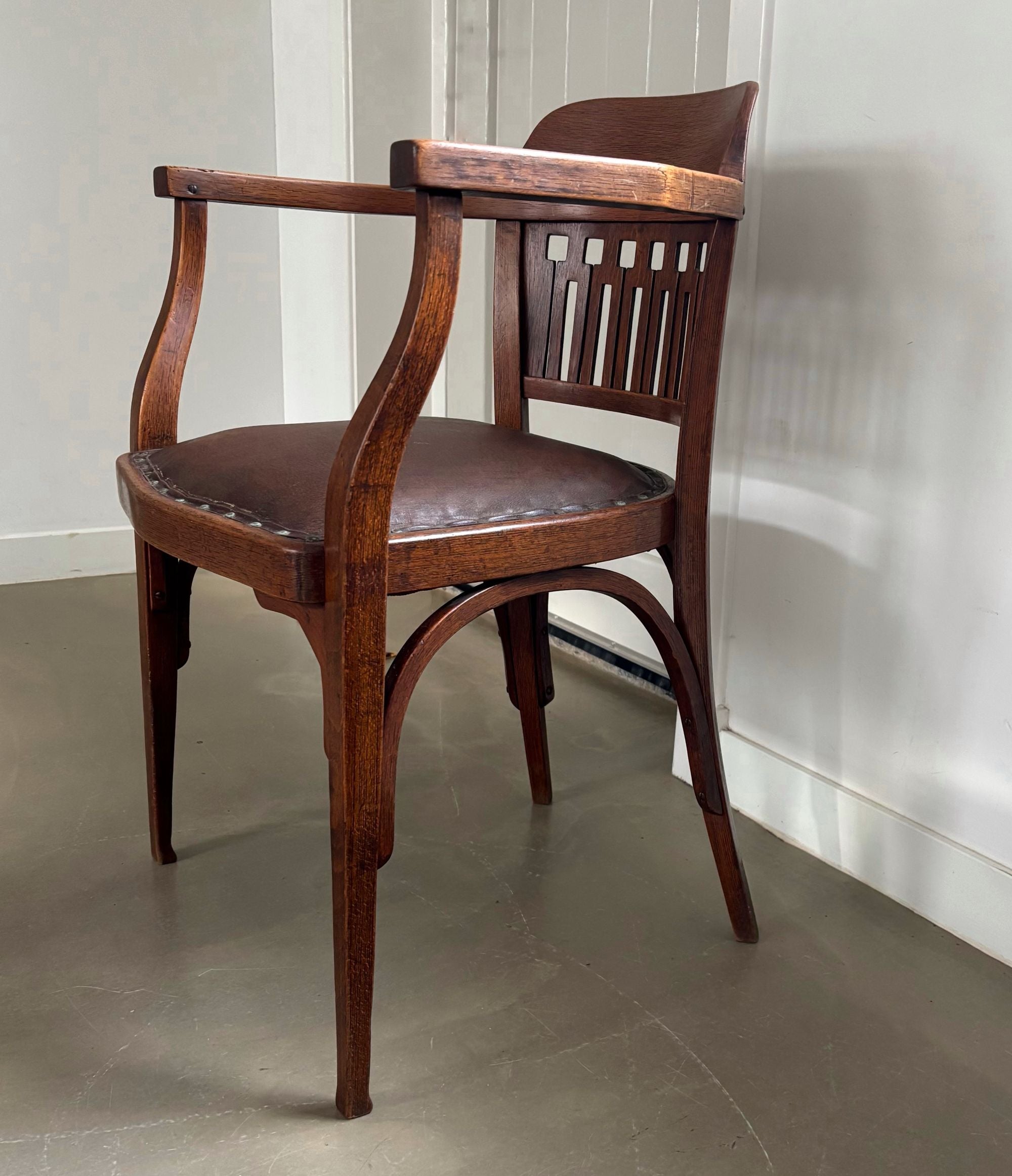 Armchair_Model_714_by_J_&_J_Kohn_from_1903_Austria