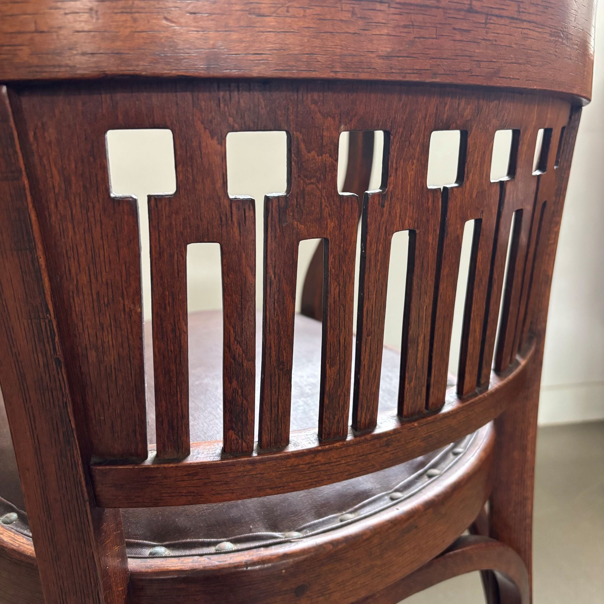 Armchair_Model_714_by_J_&_J_Kohn_from_1903_Austria